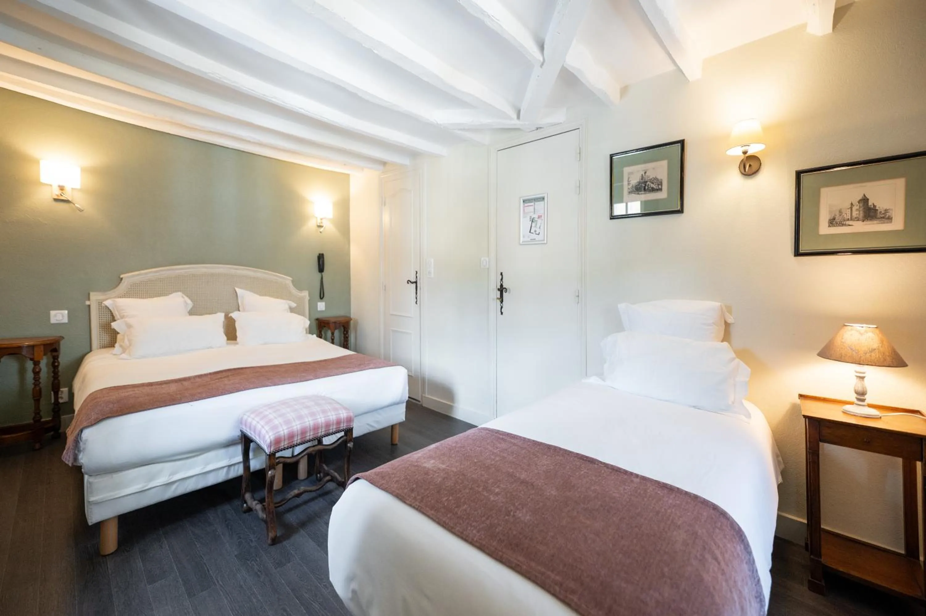 Photo of the whole room, Bed in Hôtel La Couleuvrine Sarlat Centre Ville