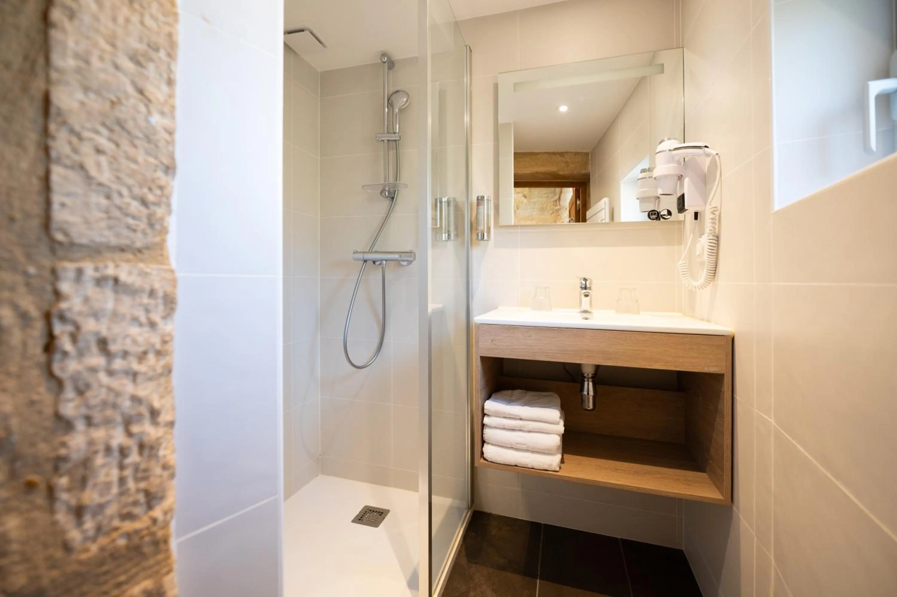 Bathroom in Hôtel La Couleuvrine Sarlat Centre Ville