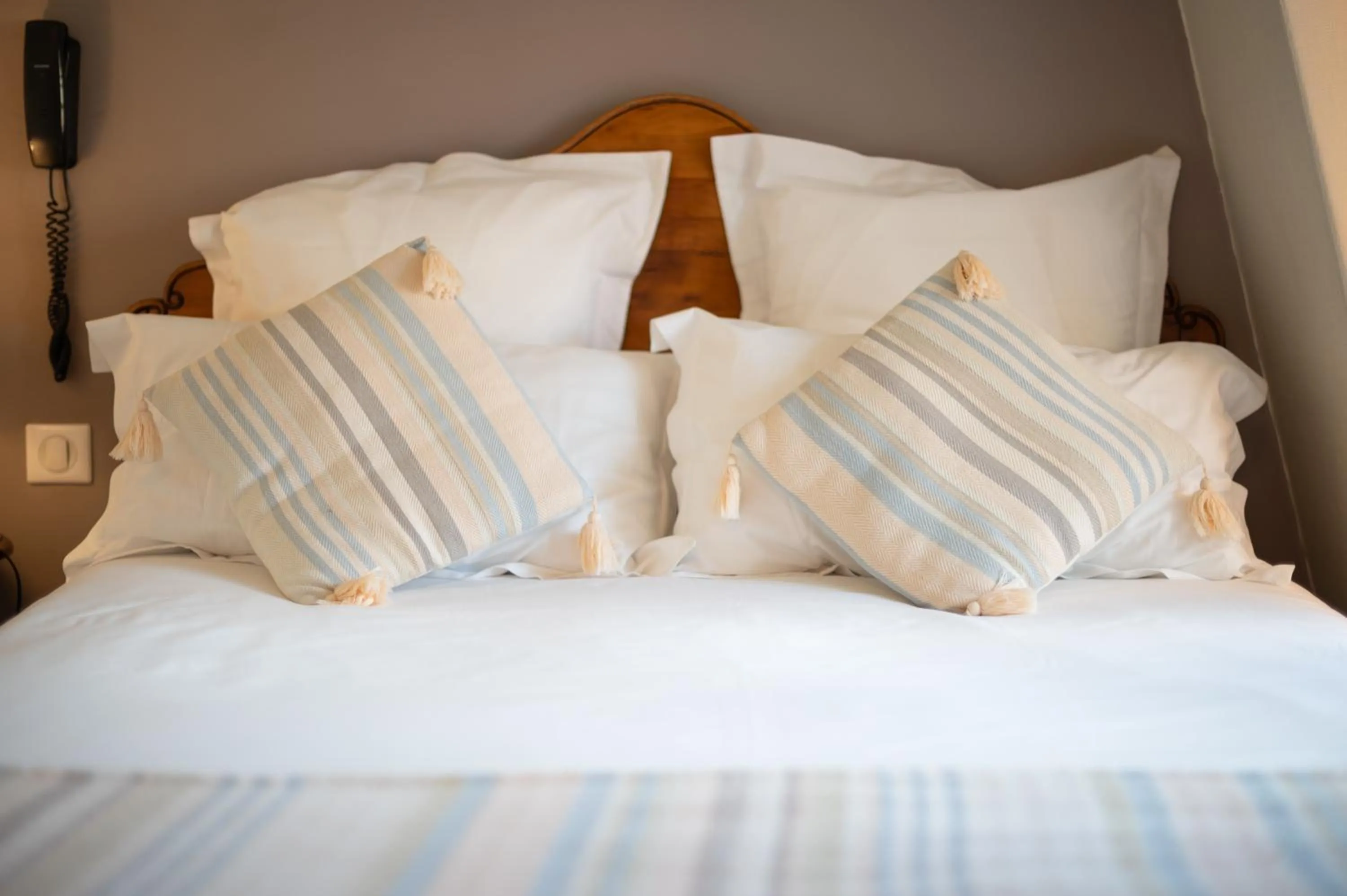 Bed in Hôtel La Couleuvrine Sarlat Centre Ville