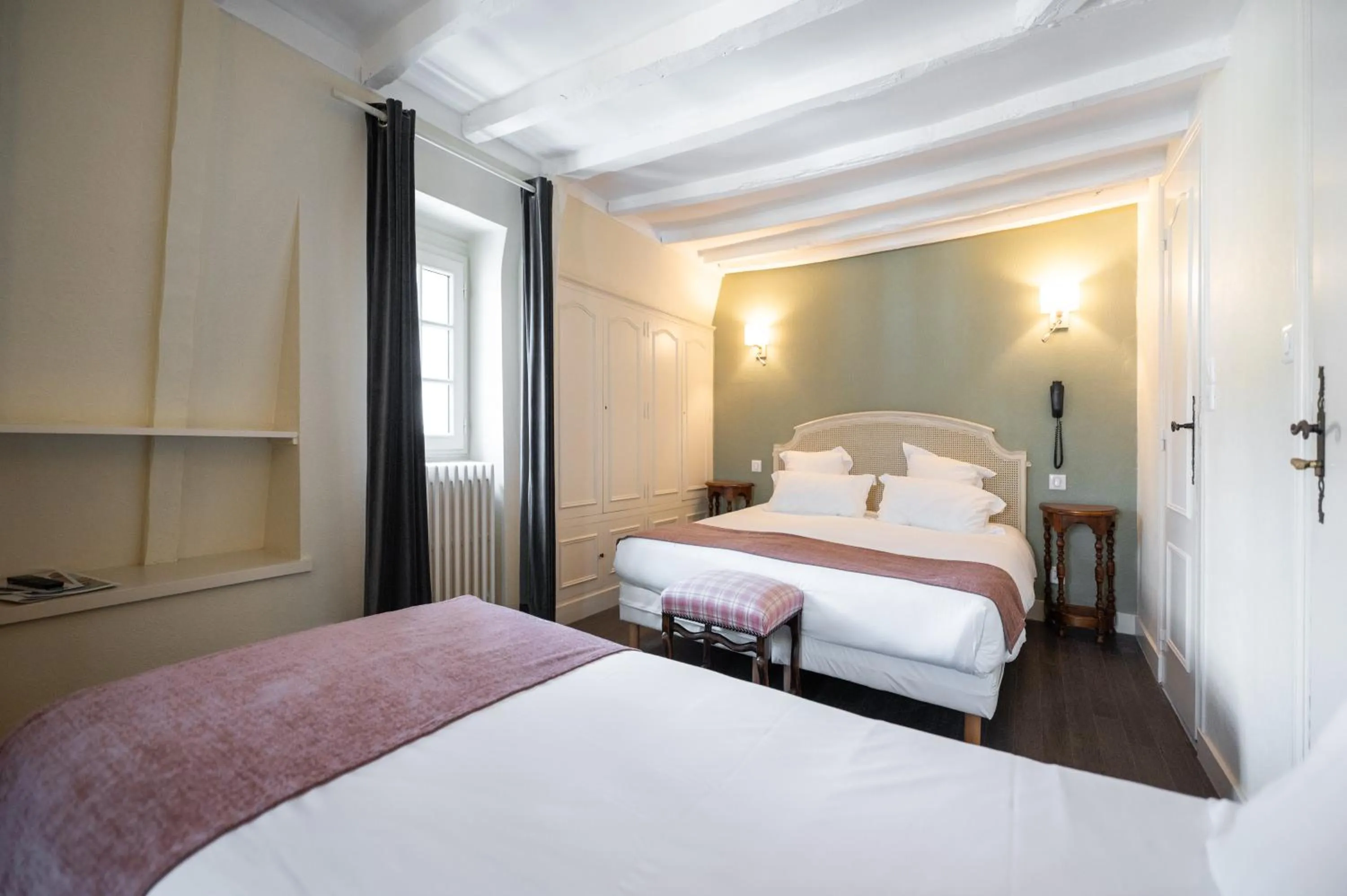 Photo of the whole room, Bed in Hôtel La Couleuvrine Sarlat Centre Ville