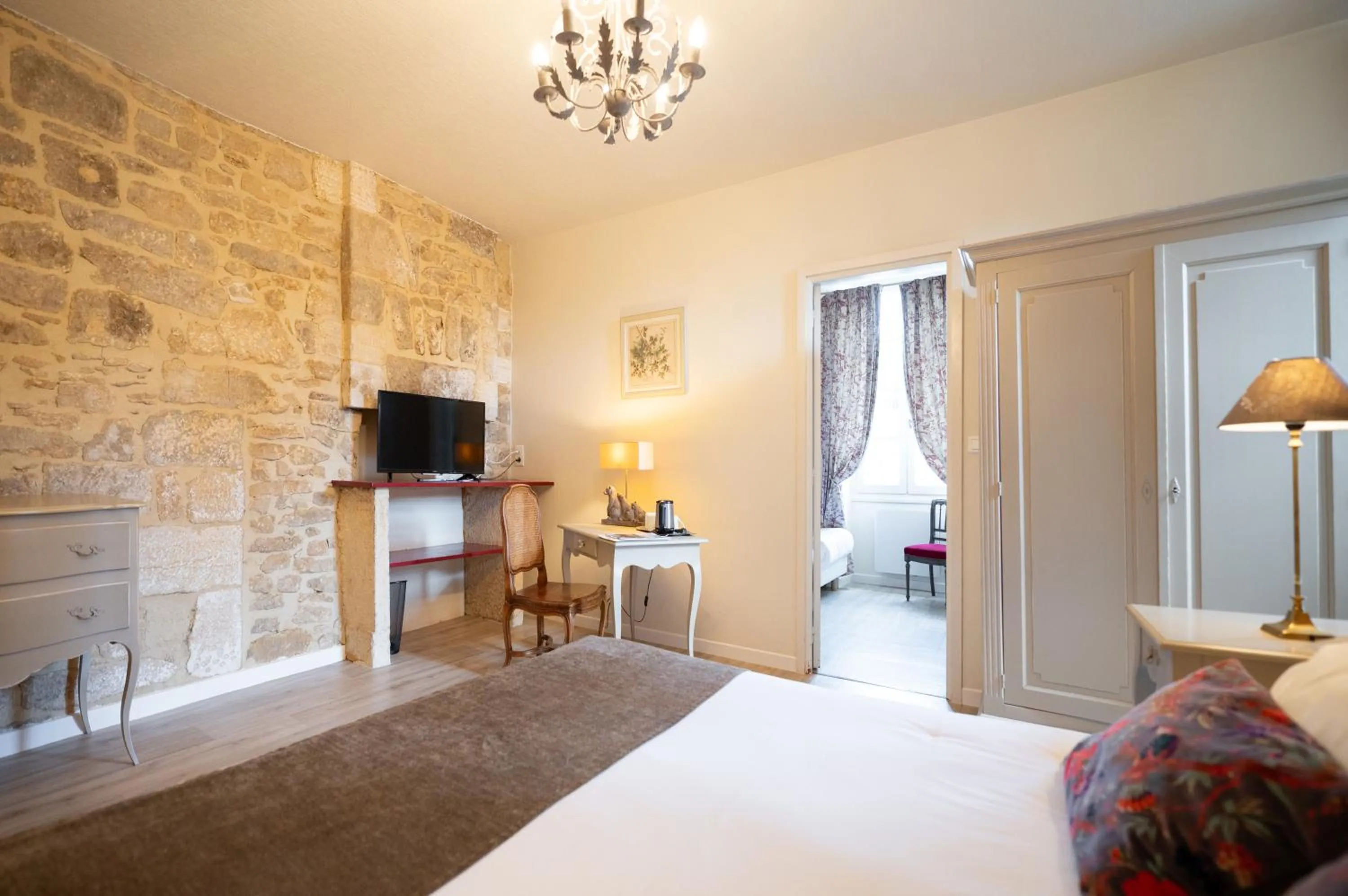 Photo of the whole room, Bed in Hôtel La Couleuvrine Sarlat Centre Ville