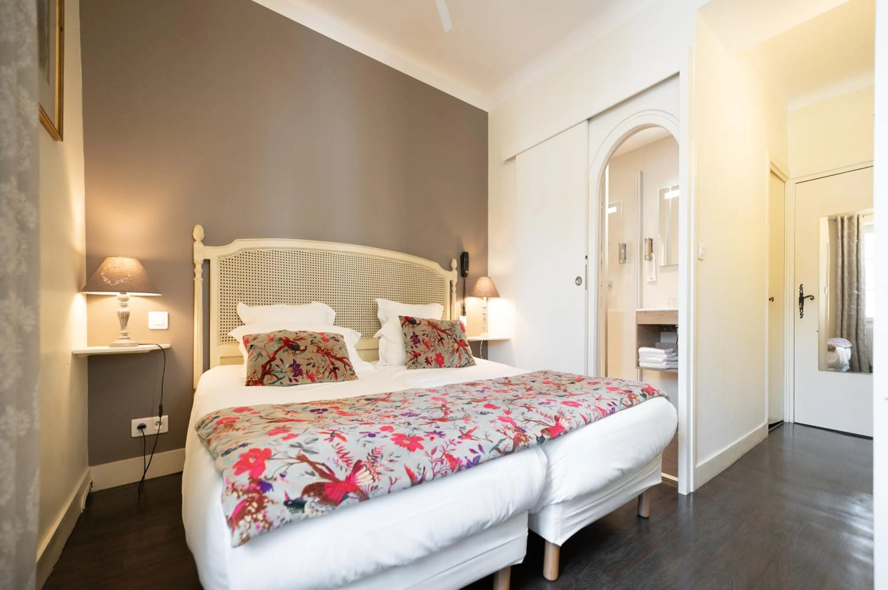 Photo of the whole room, Bed in Hôtel La Couleuvrine Sarlat Centre Ville