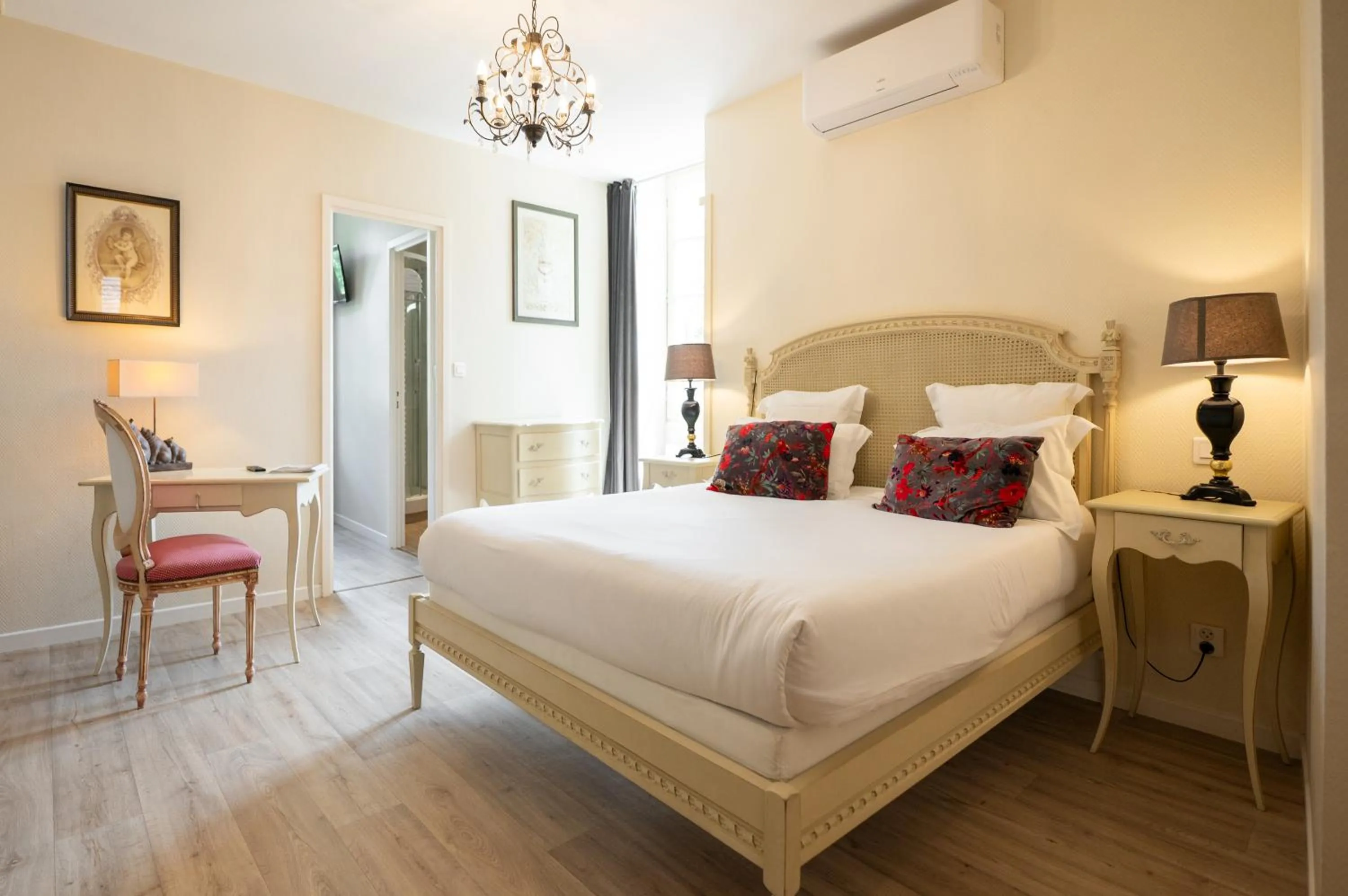 Photo of the whole room, Bed in Hôtel La Couleuvrine Sarlat Centre Ville