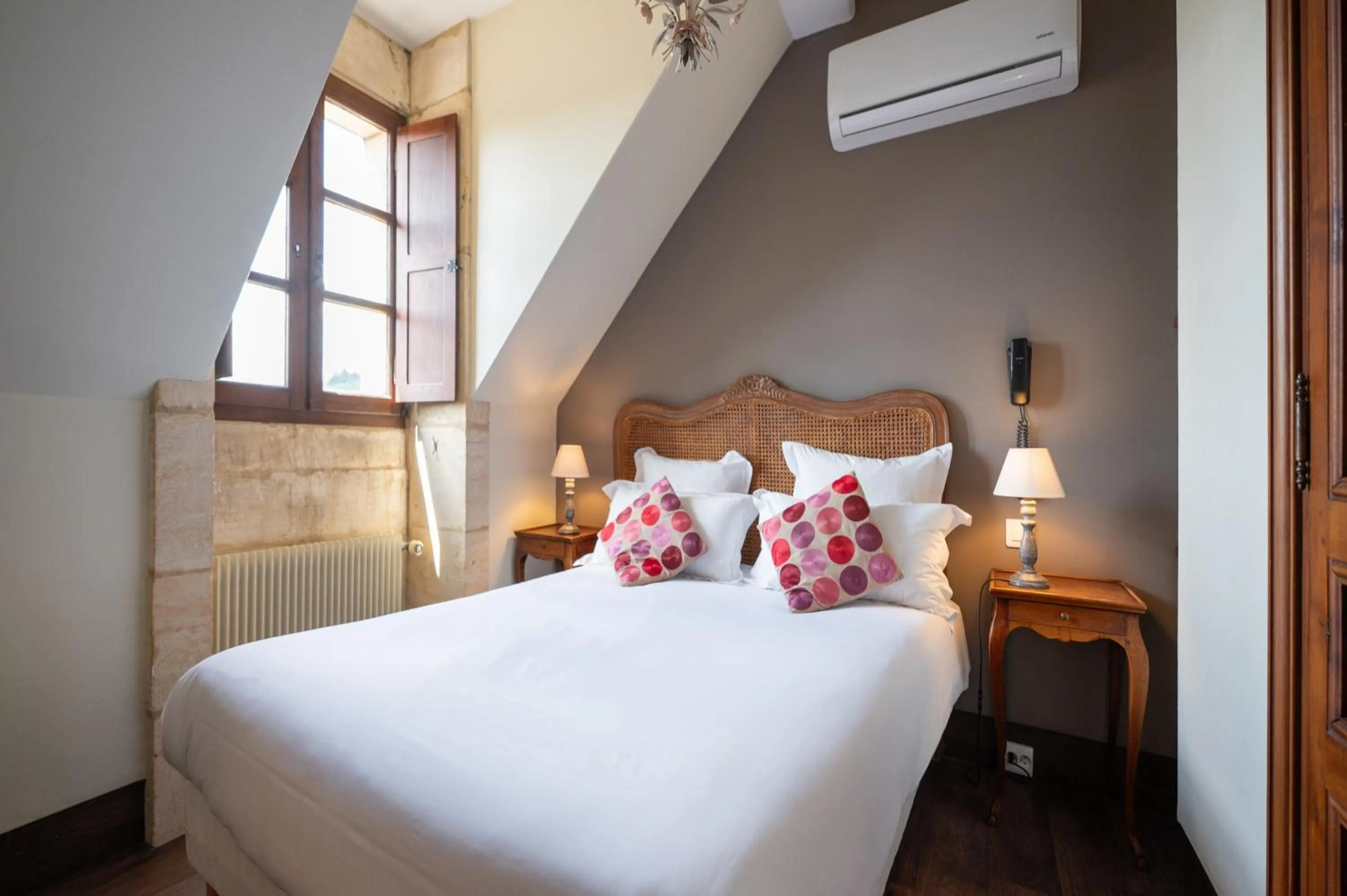 Photo of the whole room, Bed in Hôtel La Couleuvrine Sarlat Centre Ville