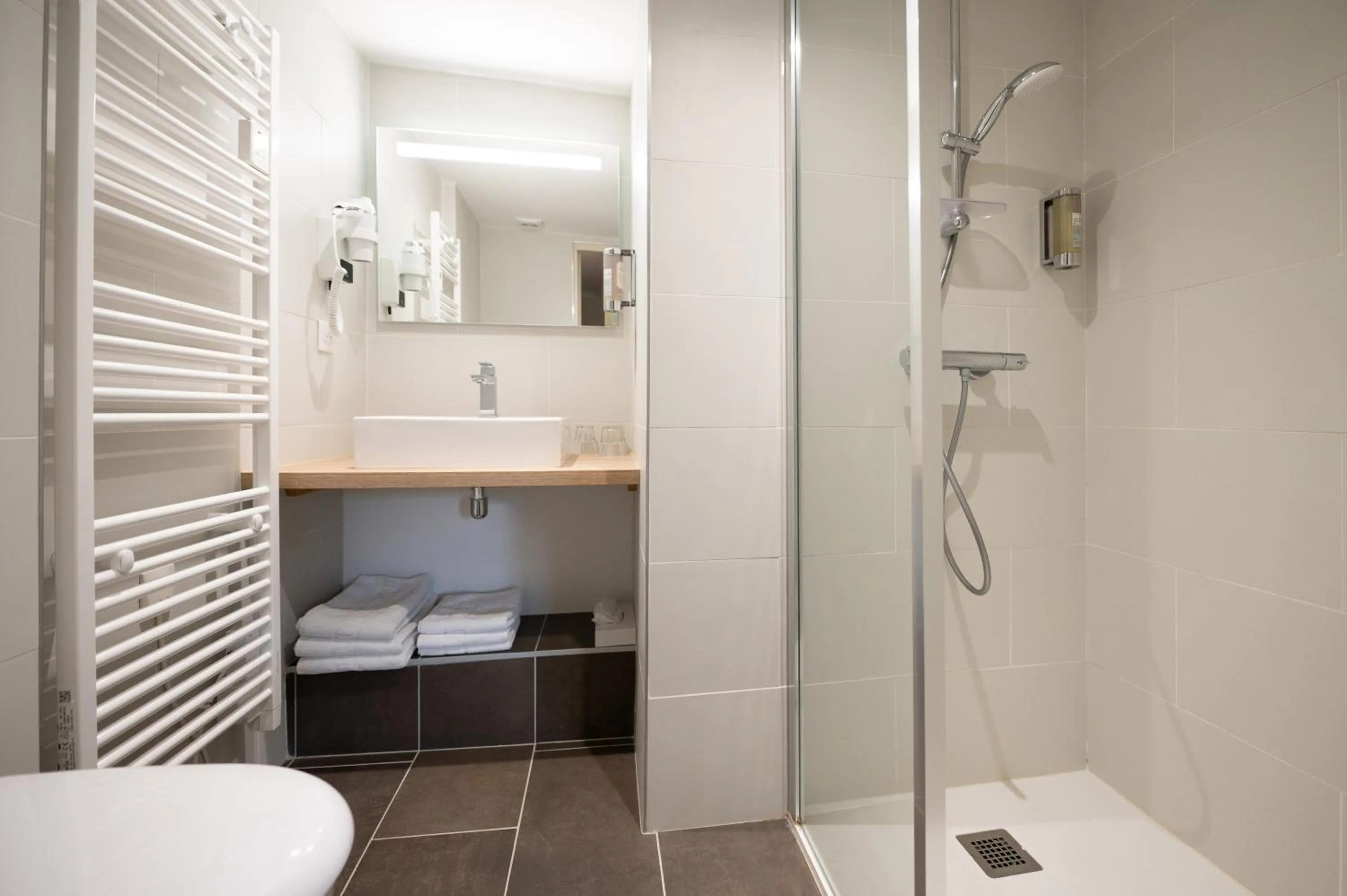 Bathroom in Hôtel La Couleuvrine Sarlat Centre Ville