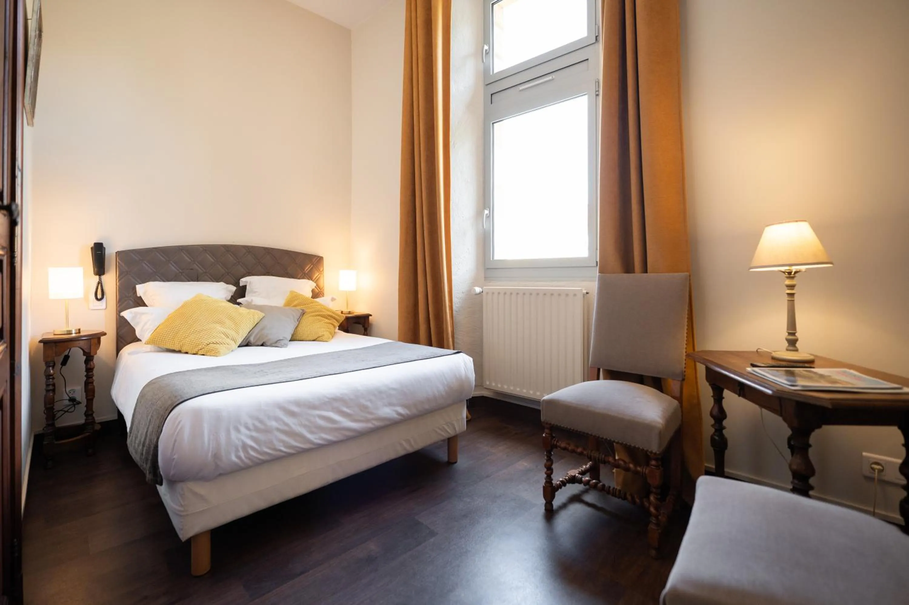 Photo of the whole room, Bed in Hôtel La Couleuvrine Sarlat Centre Ville