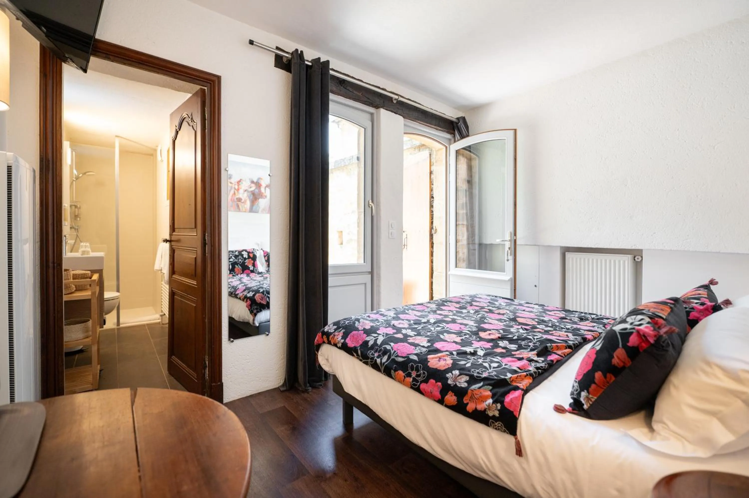 Photo of the whole room, Bed in Hôtel La Couleuvrine Sarlat Centre Ville