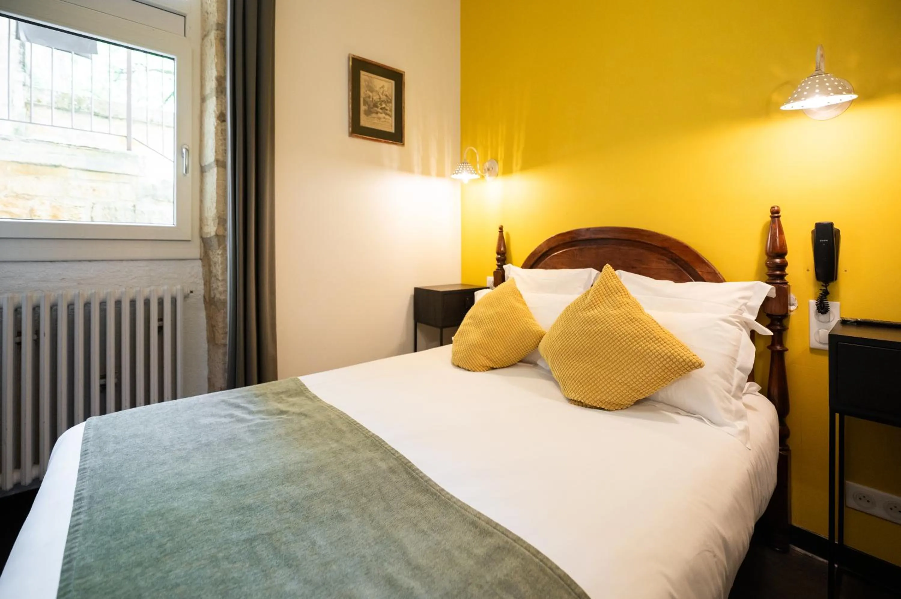 Photo of the whole room, Bed in Hôtel La Couleuvrine Sarlat Centre Ville