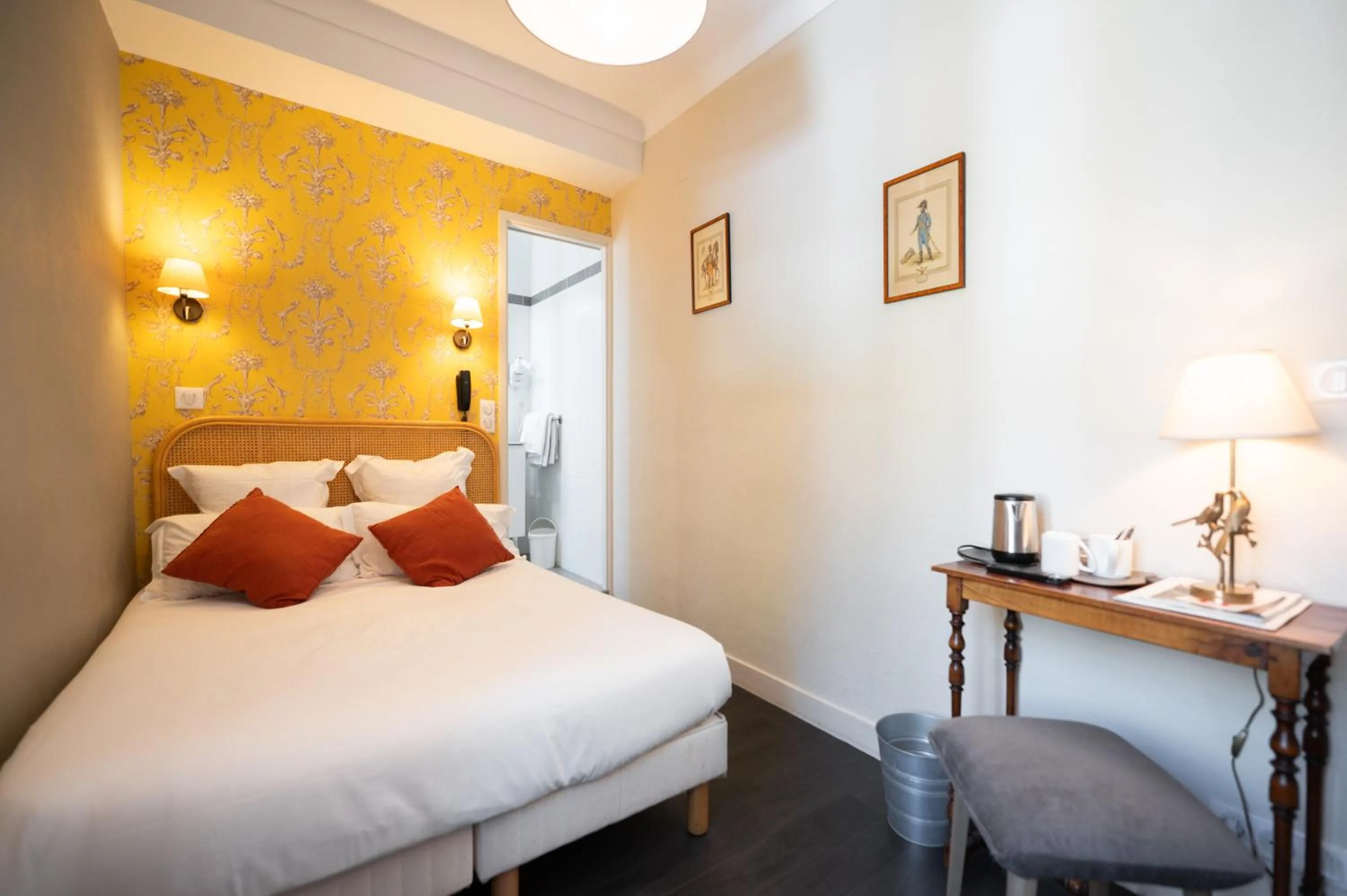 Photo of the whole room, Bed in Hôtel La Couleuvrine Sarlat Centre Ville