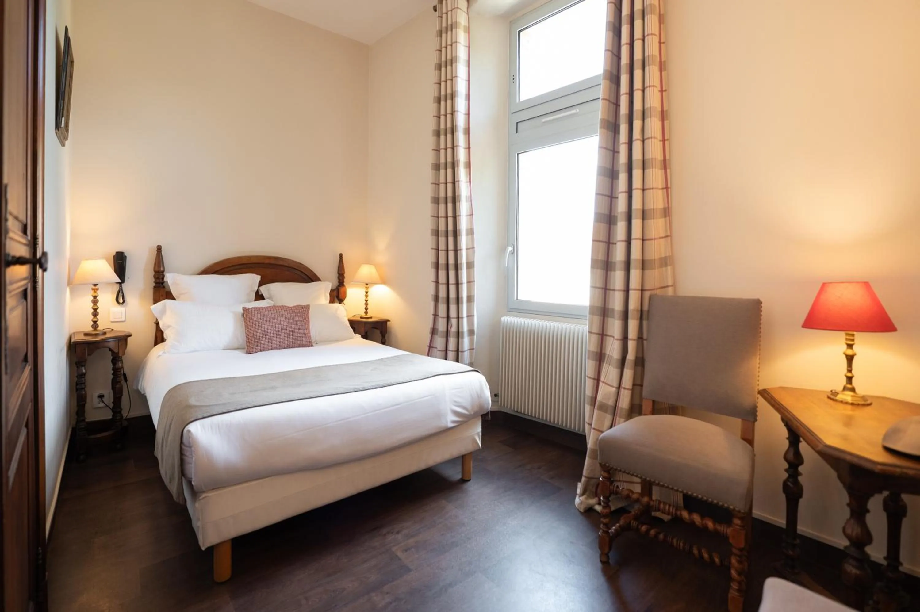 Photo of the whole room, Bed in Hôtel La Couleuvrine Sarlat Centre Ville