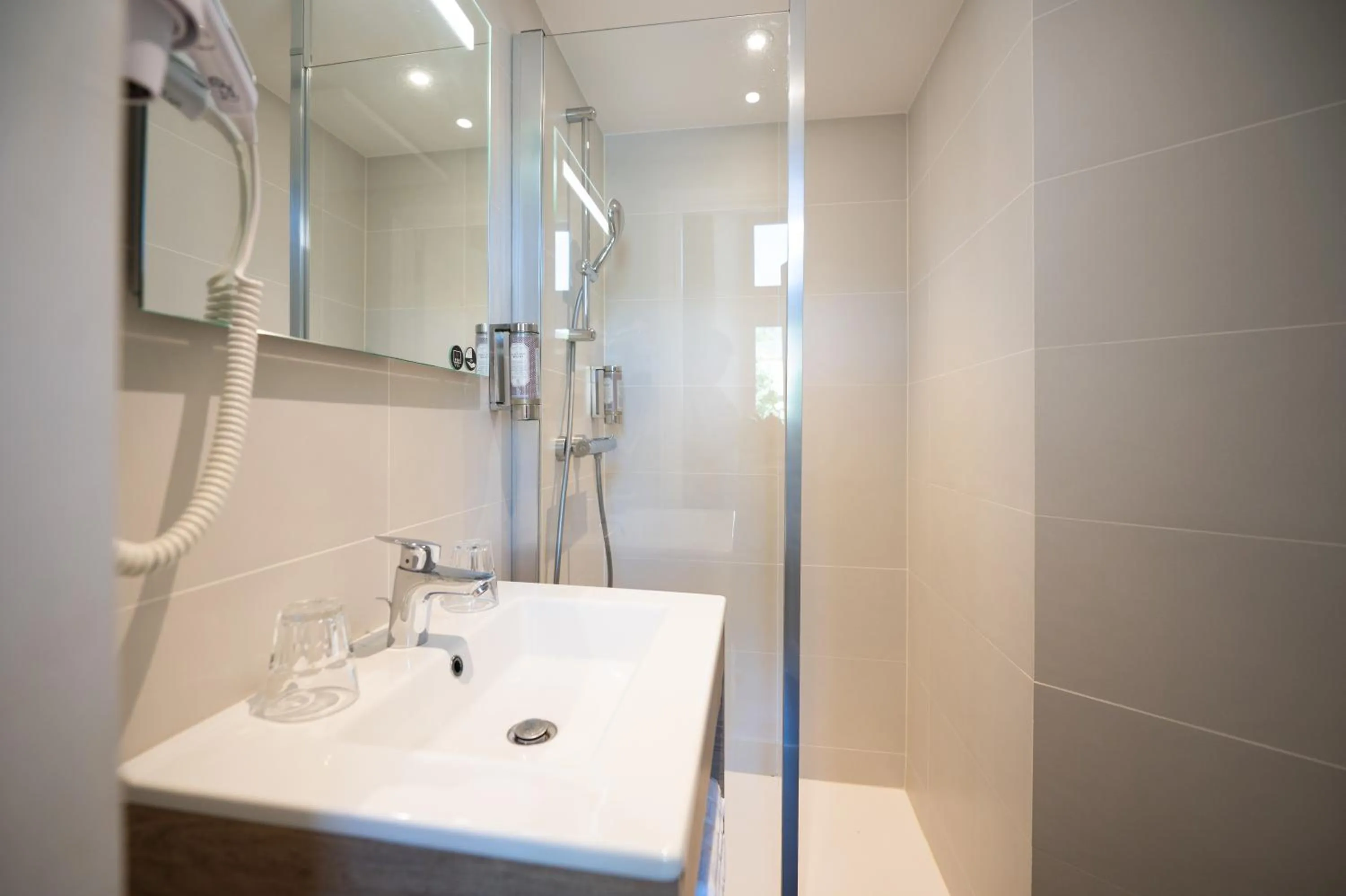 Bathroom in Hôtel La Couleuvrine Sarlat Centre Ville