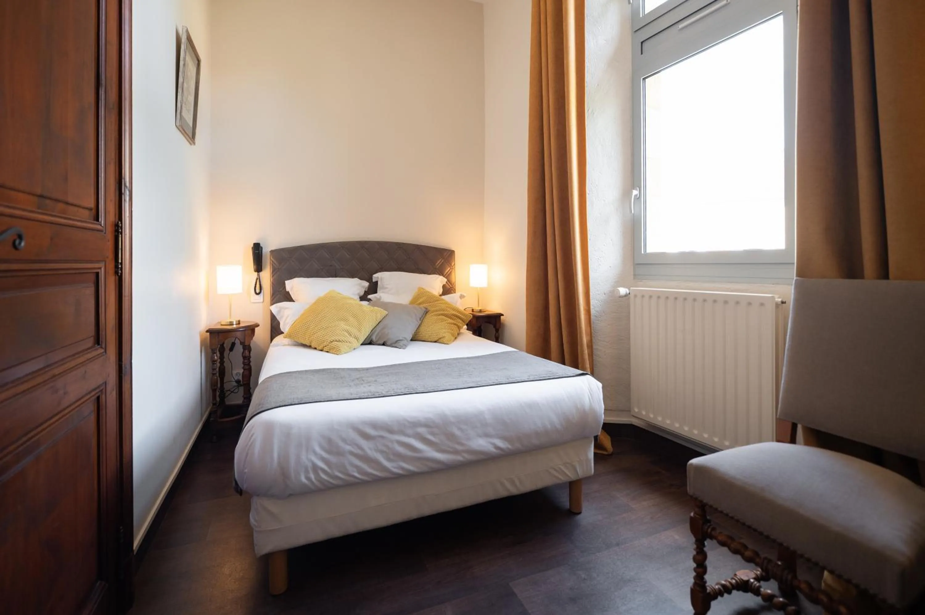 Photo of the whole room, Bed in Hôtel La Couleuvrine Sarlat Centre Ville