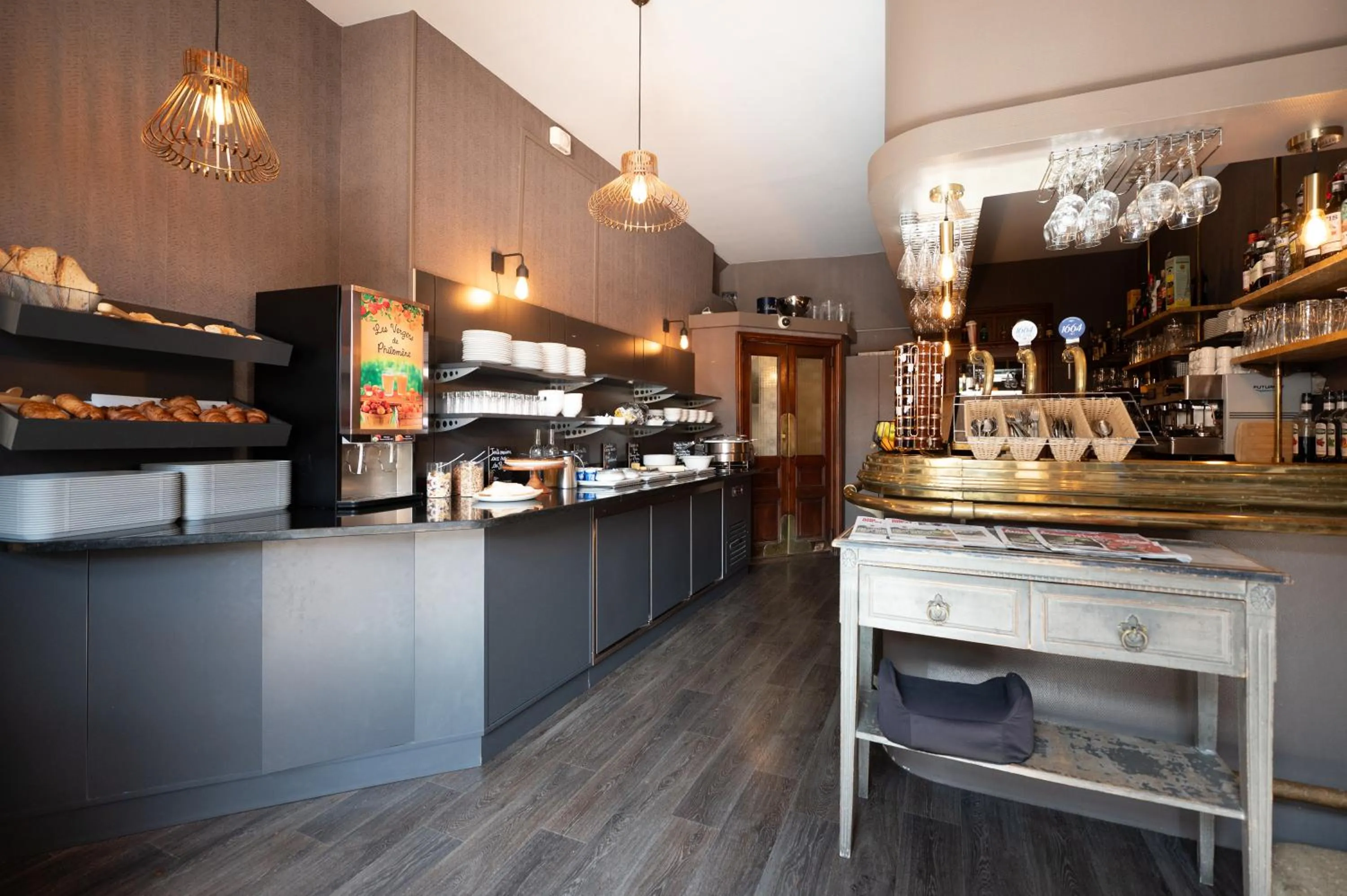 Breakfast in Hôtel La Couleuvrine Sarlat Centre Ville