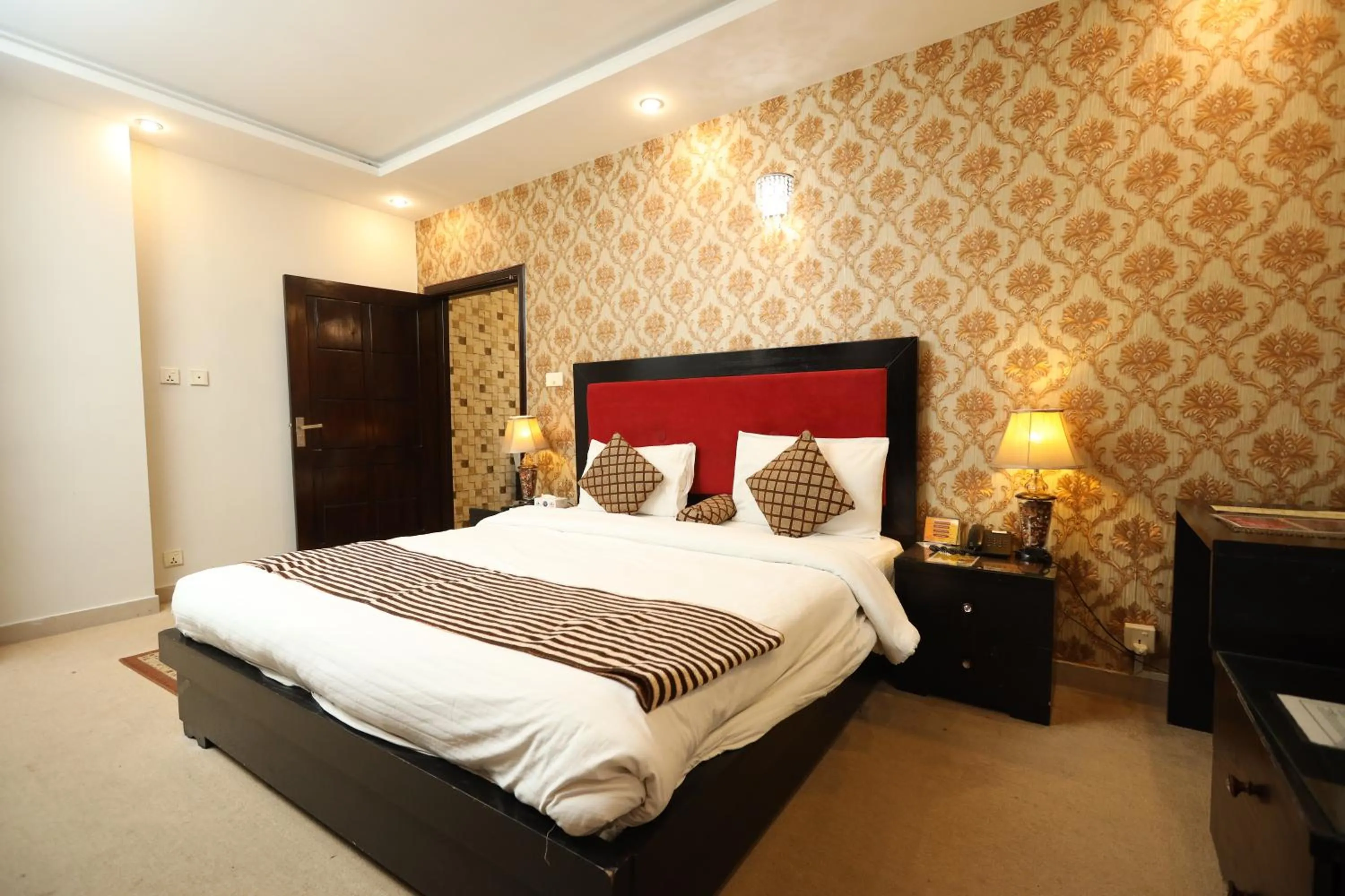 Photo of the whole room, Bed in Safari Club 4