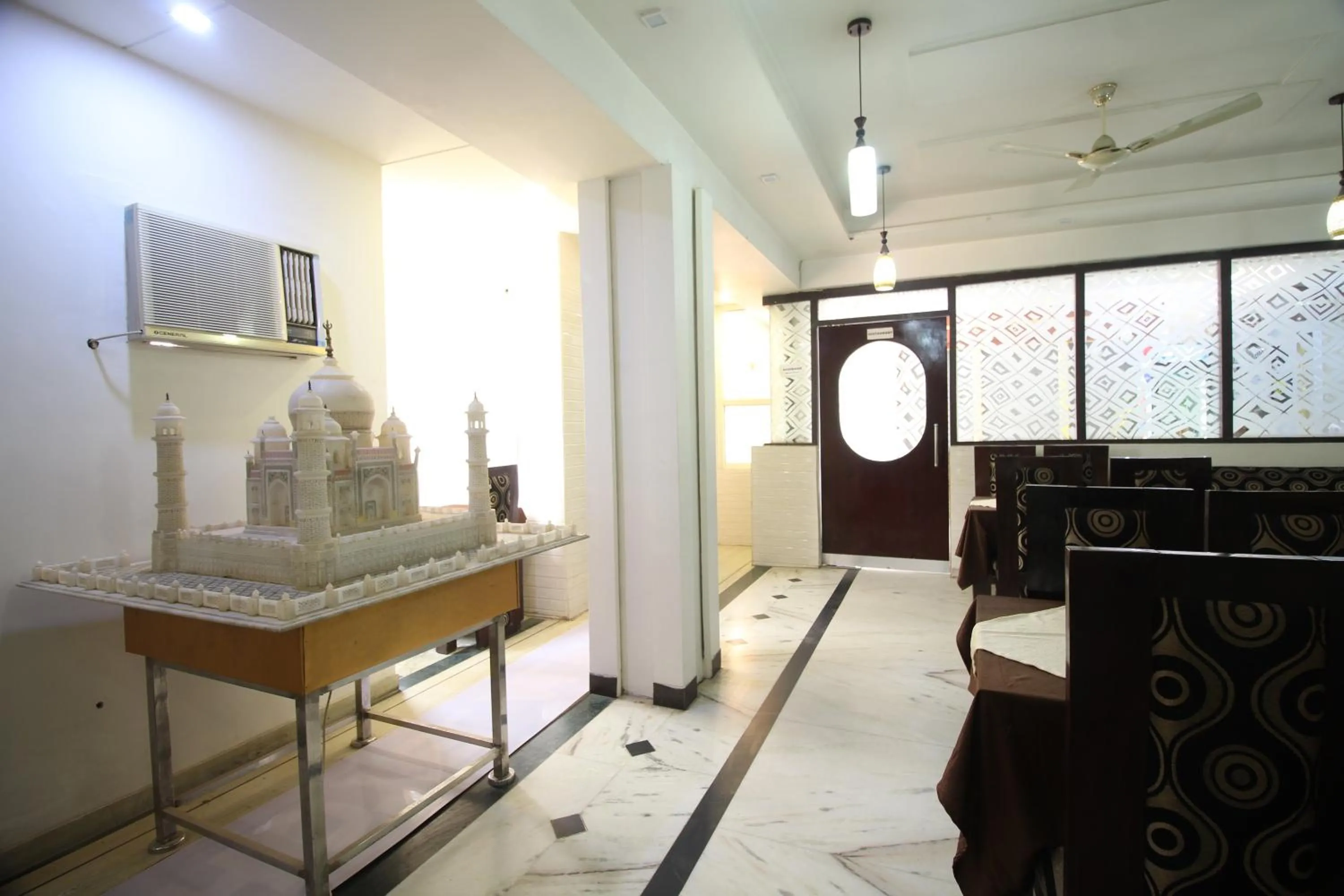 Restaurant/places to eat in FabExpress Alpine