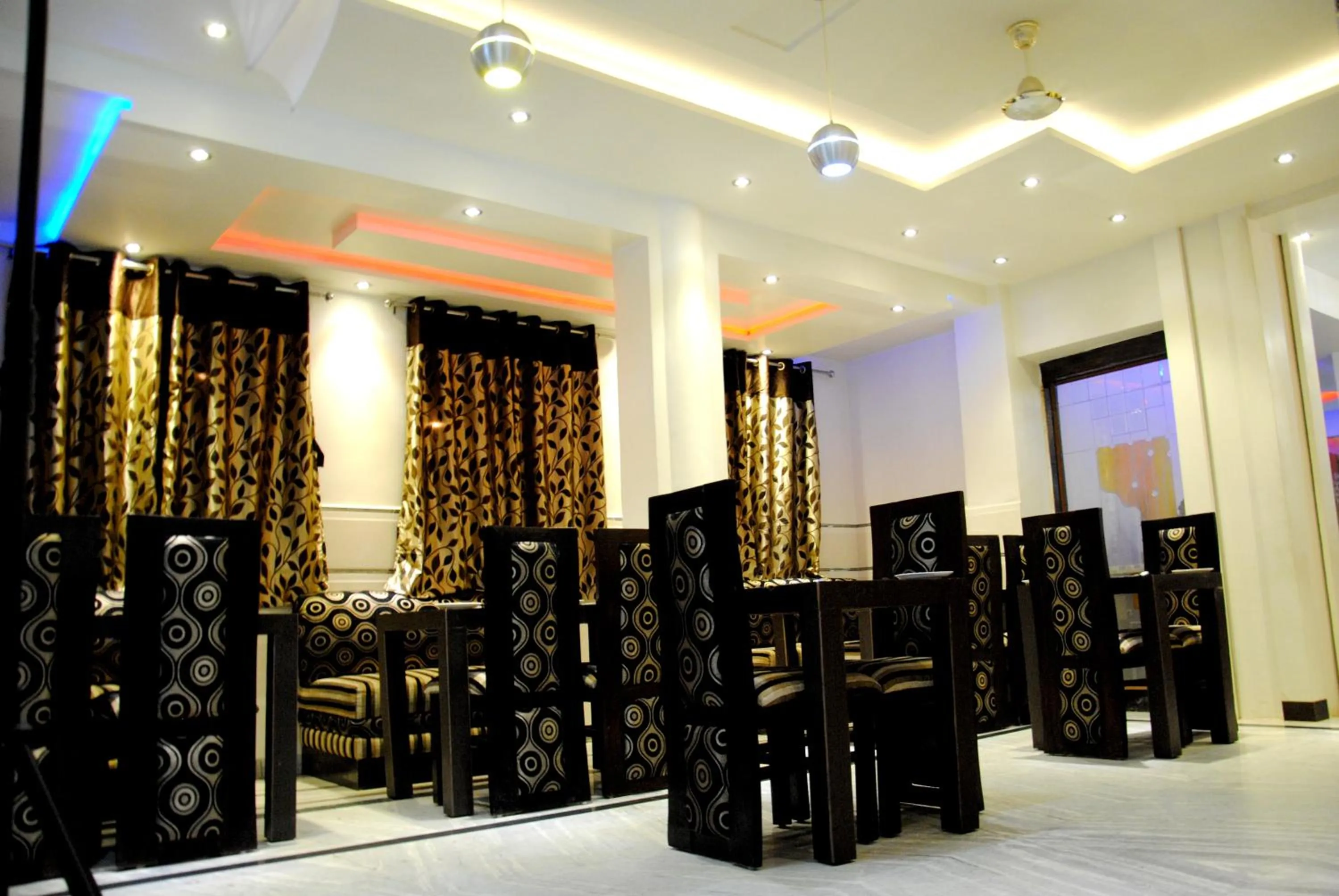 Restaurant/places to eat in FabExpress Alpine