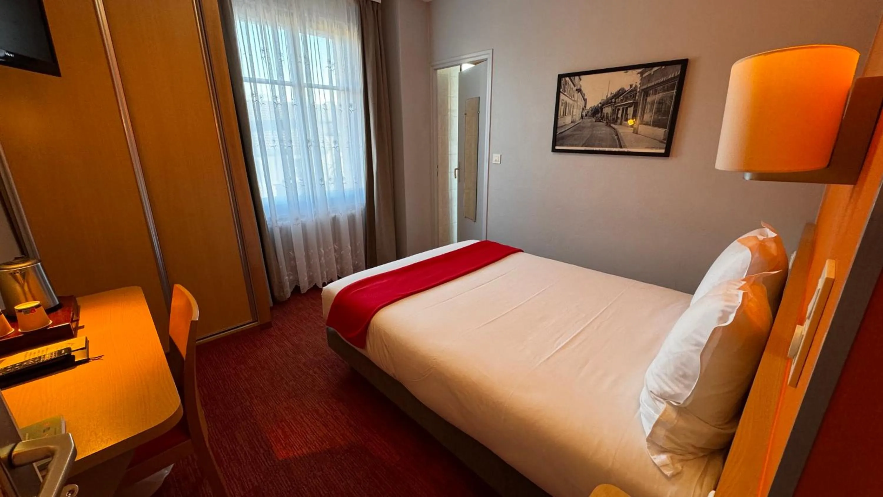 Bed in La Terrasse Fleurie, Logis, Hôtel et Restaurant