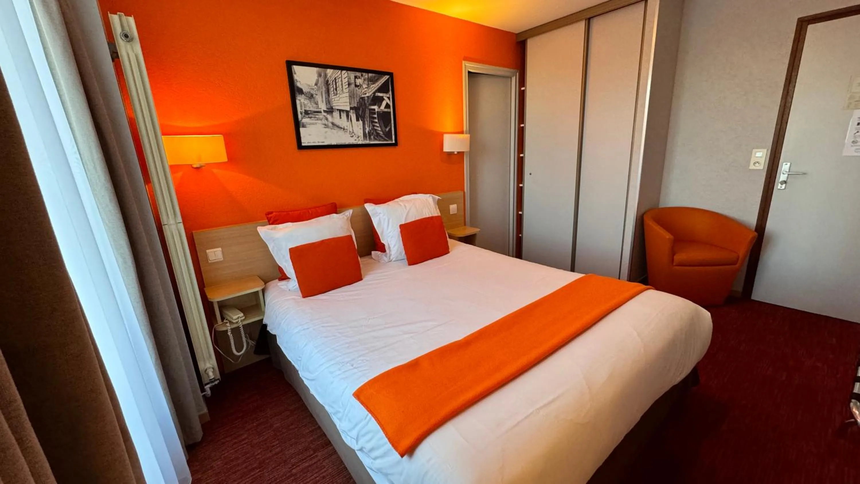 Bed in La Terrasse Fleurie, Logis, Hôtel et Restaurant