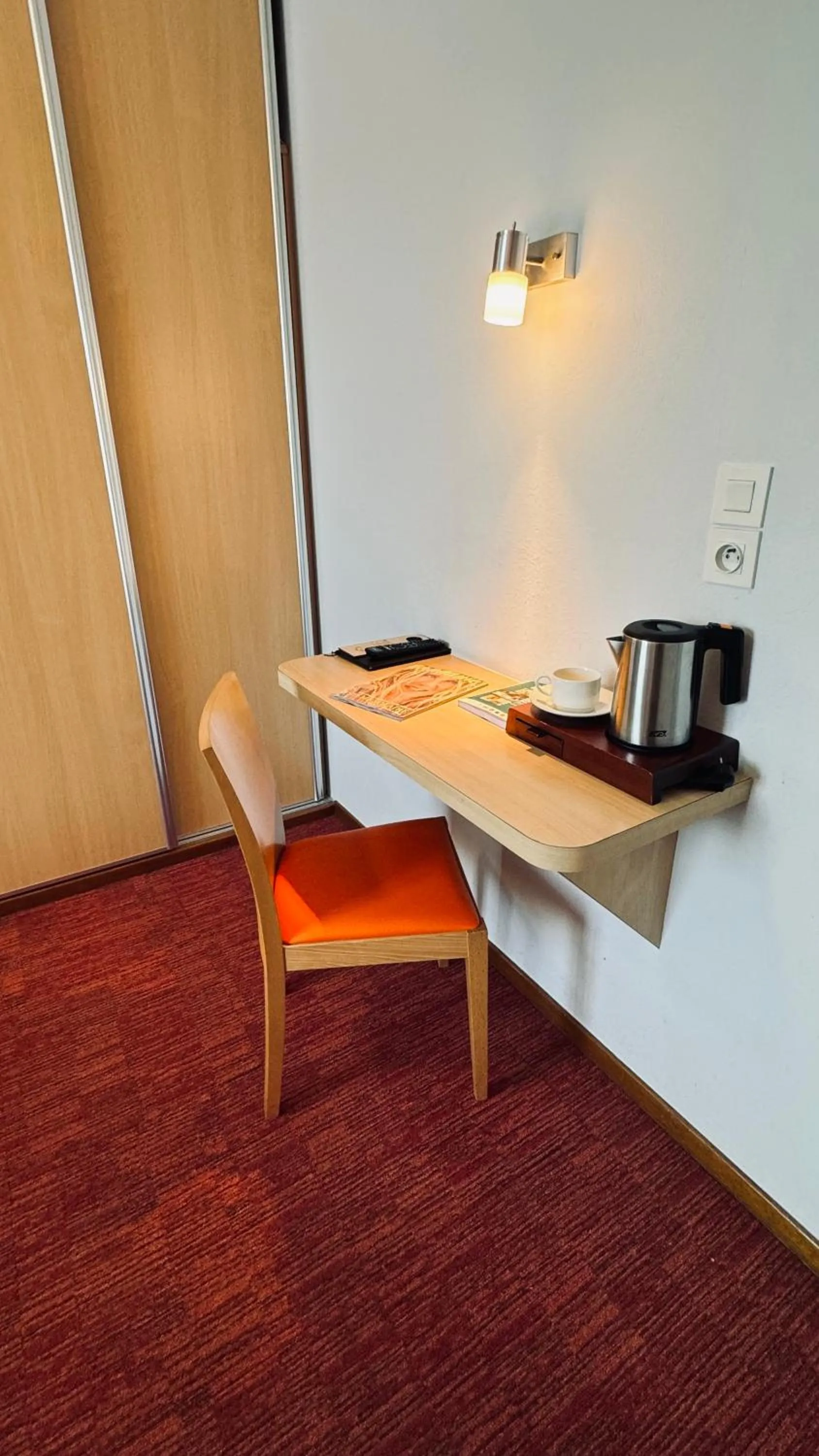 wardrobe in La Terrasse Fleurie, Logis, Hôtel et Restaurant