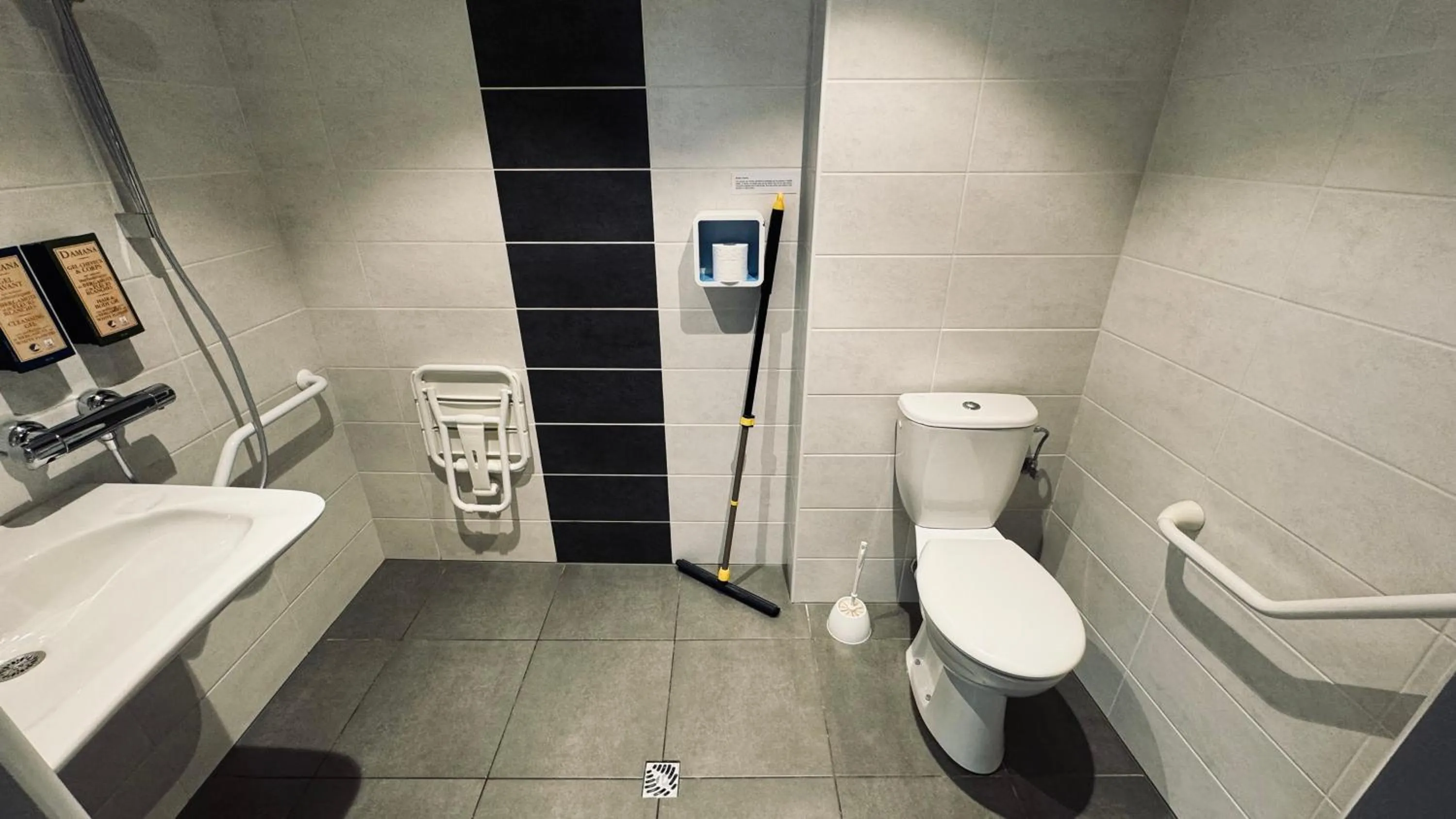 Shower in La Terrasse Fleurie, Logis, Hôtel et Restaurant