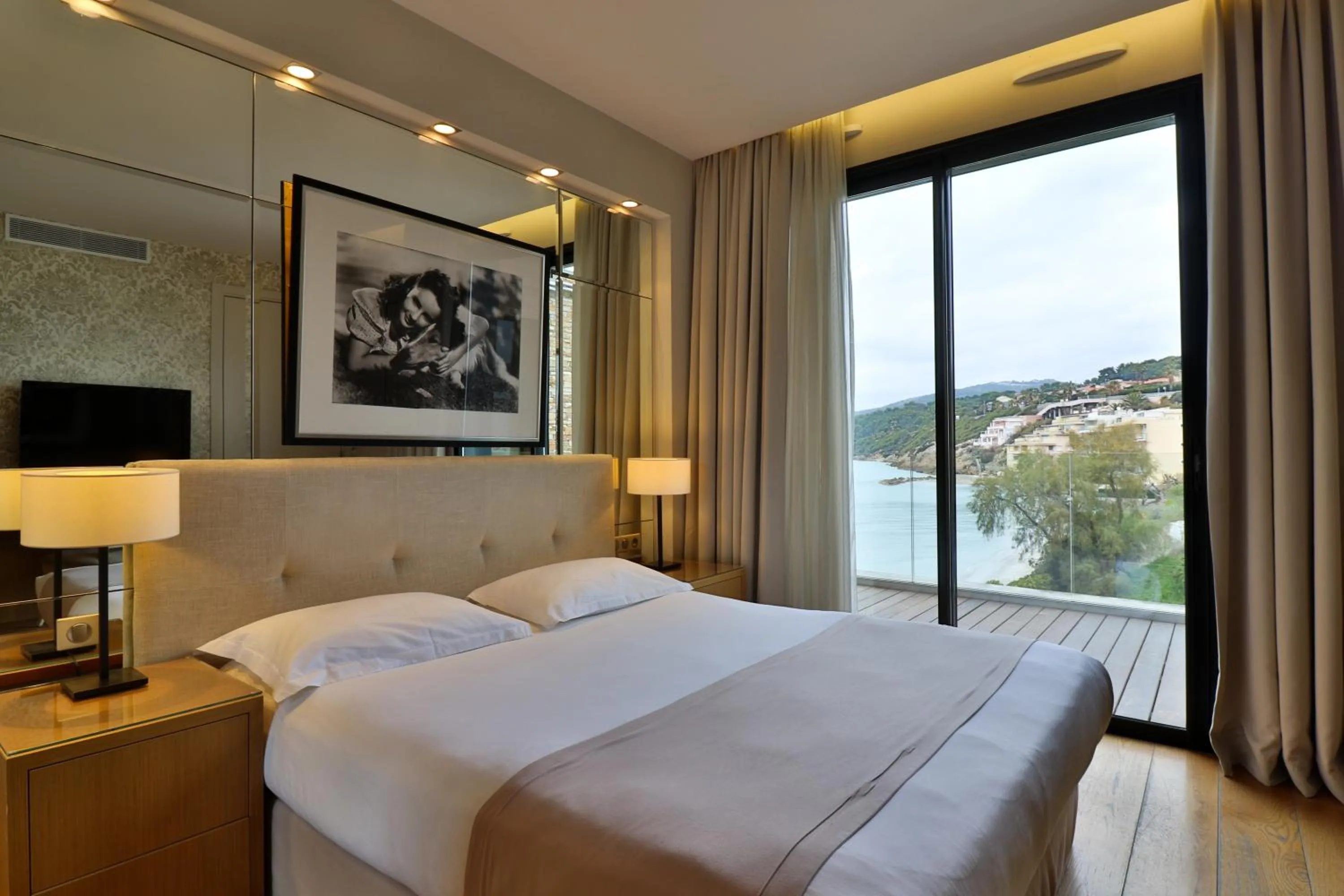 Photo of the whole room, Bed in Hostellerie La Farandole