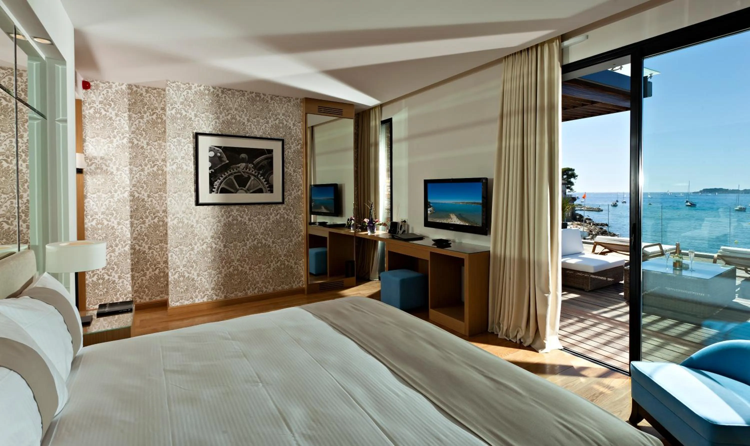 Bed in Hostellerie La Farandole