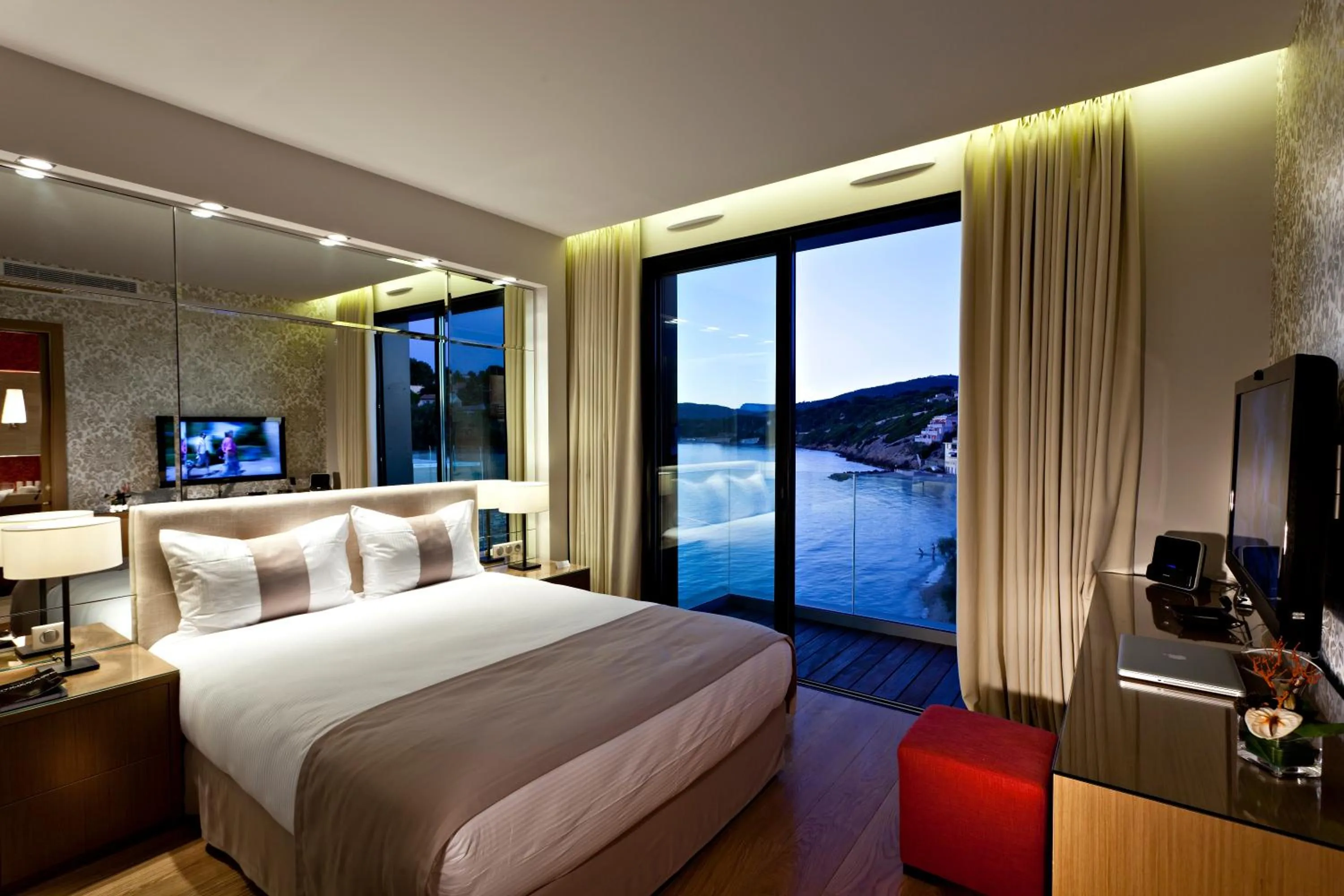 Night, Bed in Hostellerie La Farandole