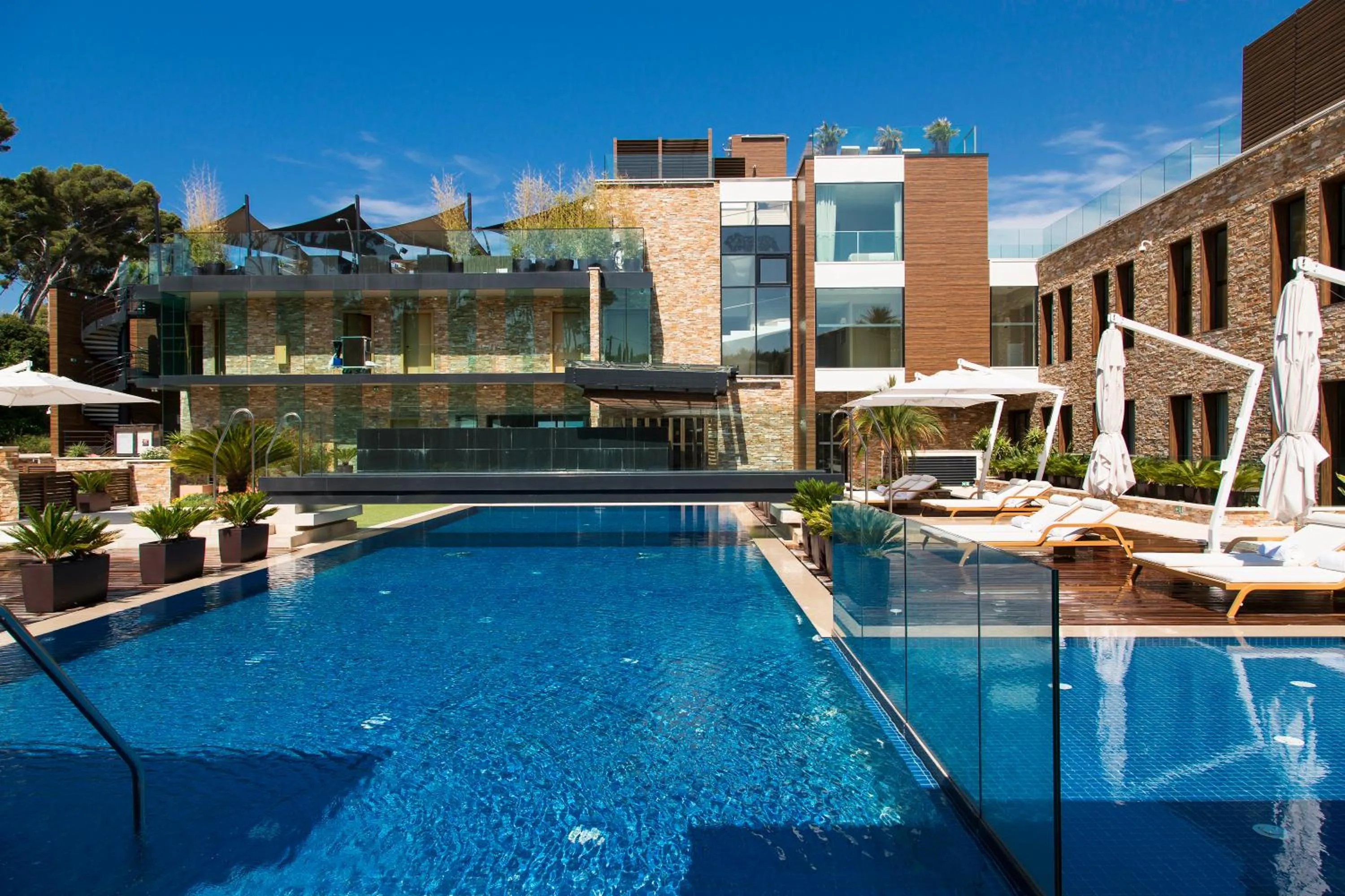 Facade/entrance in Hostellerie La Farandole