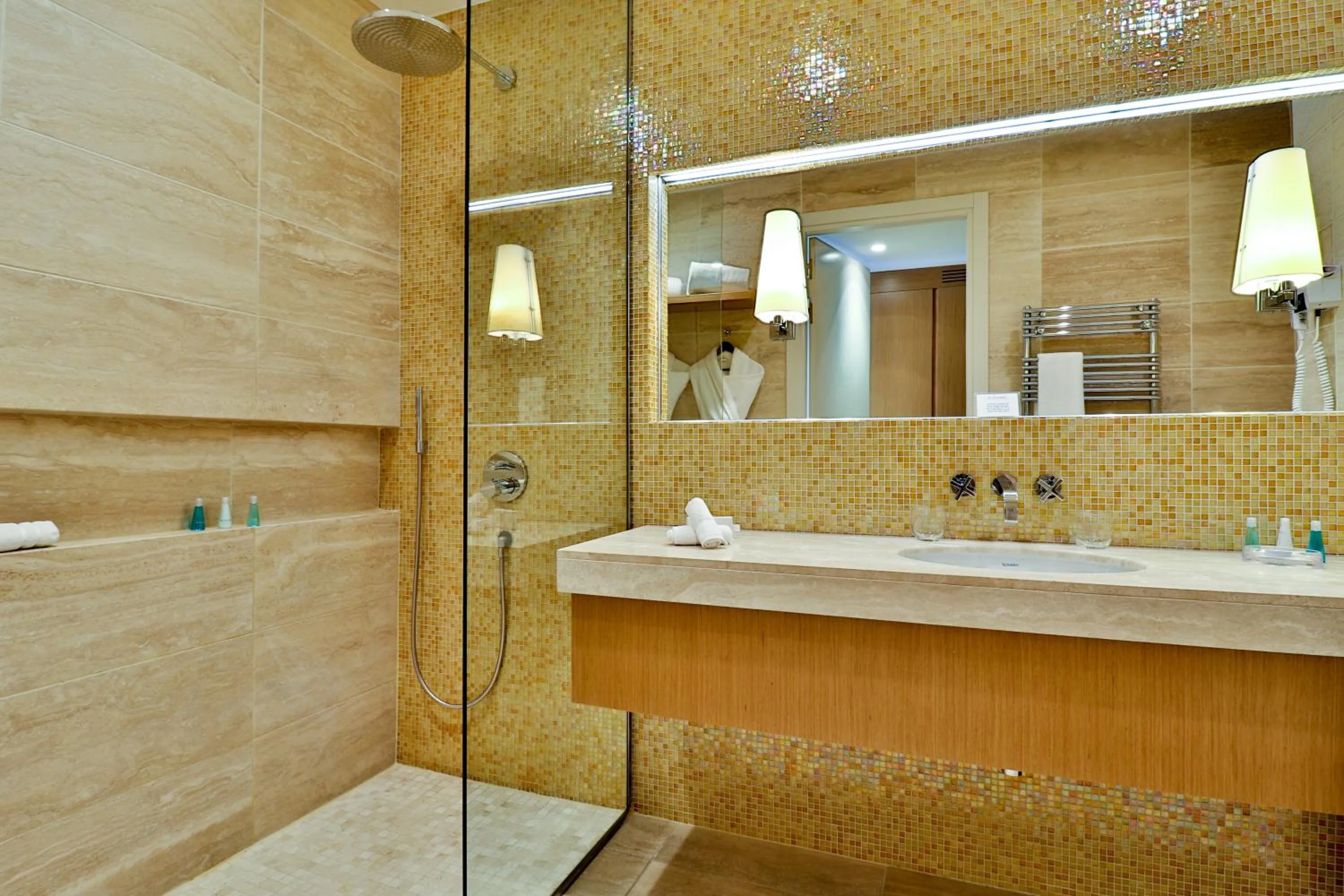 Shower in Hostellerie La Farandole