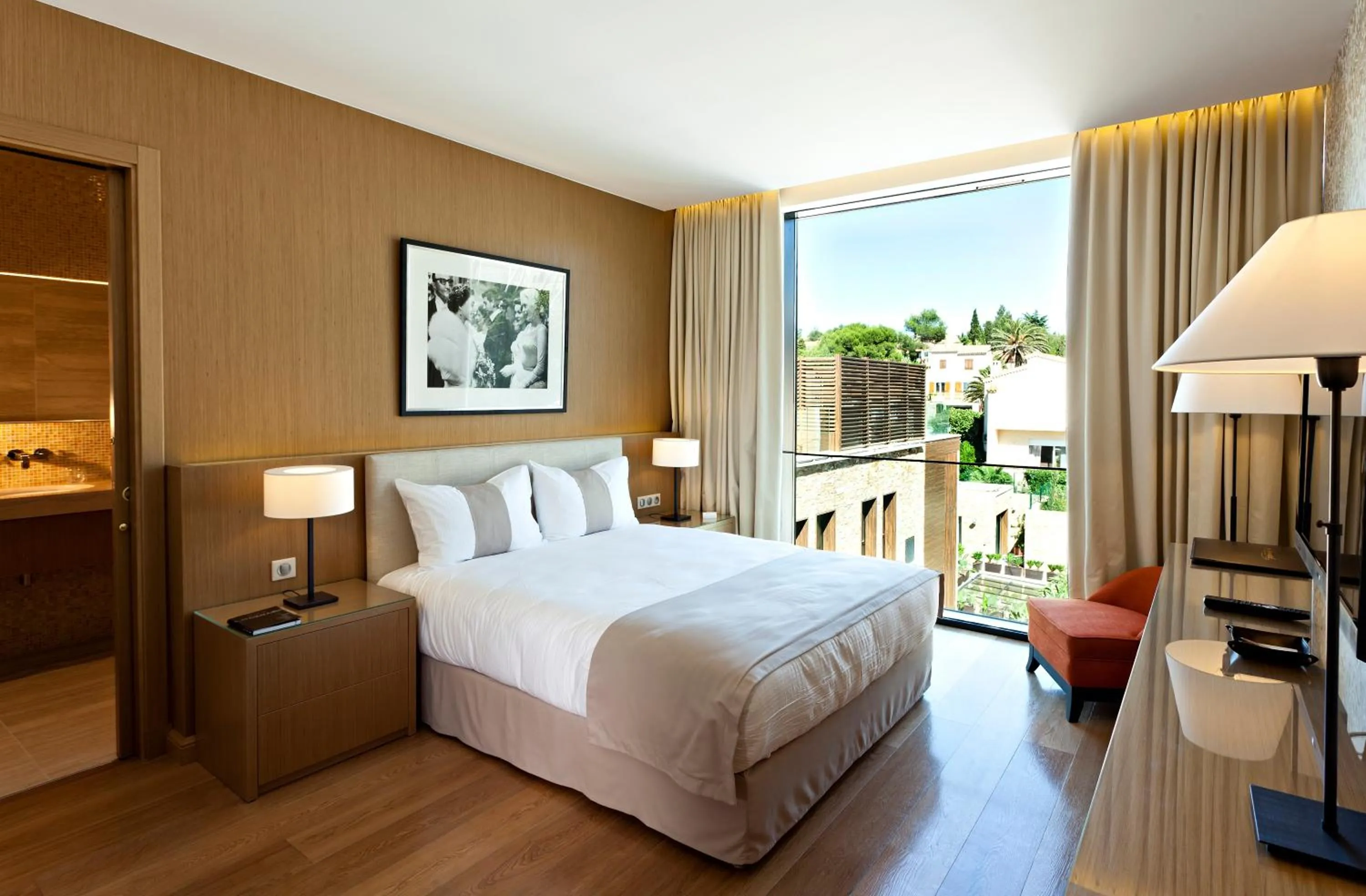 Photo of the whole room, Bed in Hostellerie La Farandole