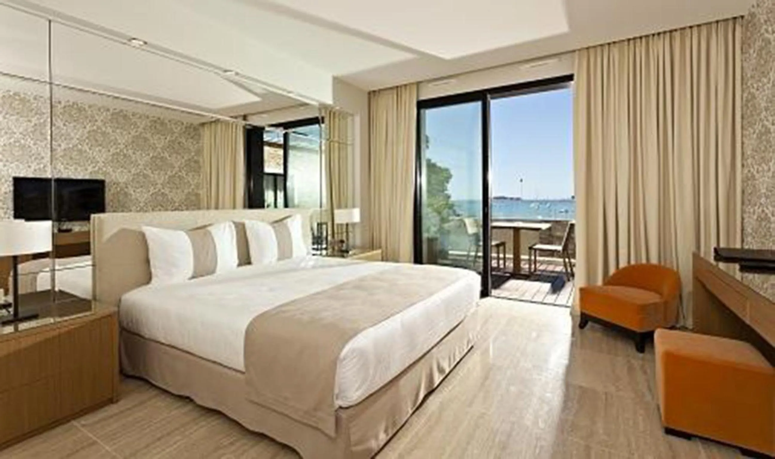 Balcony/Terrace, Bed in Hostellerie La Farandole