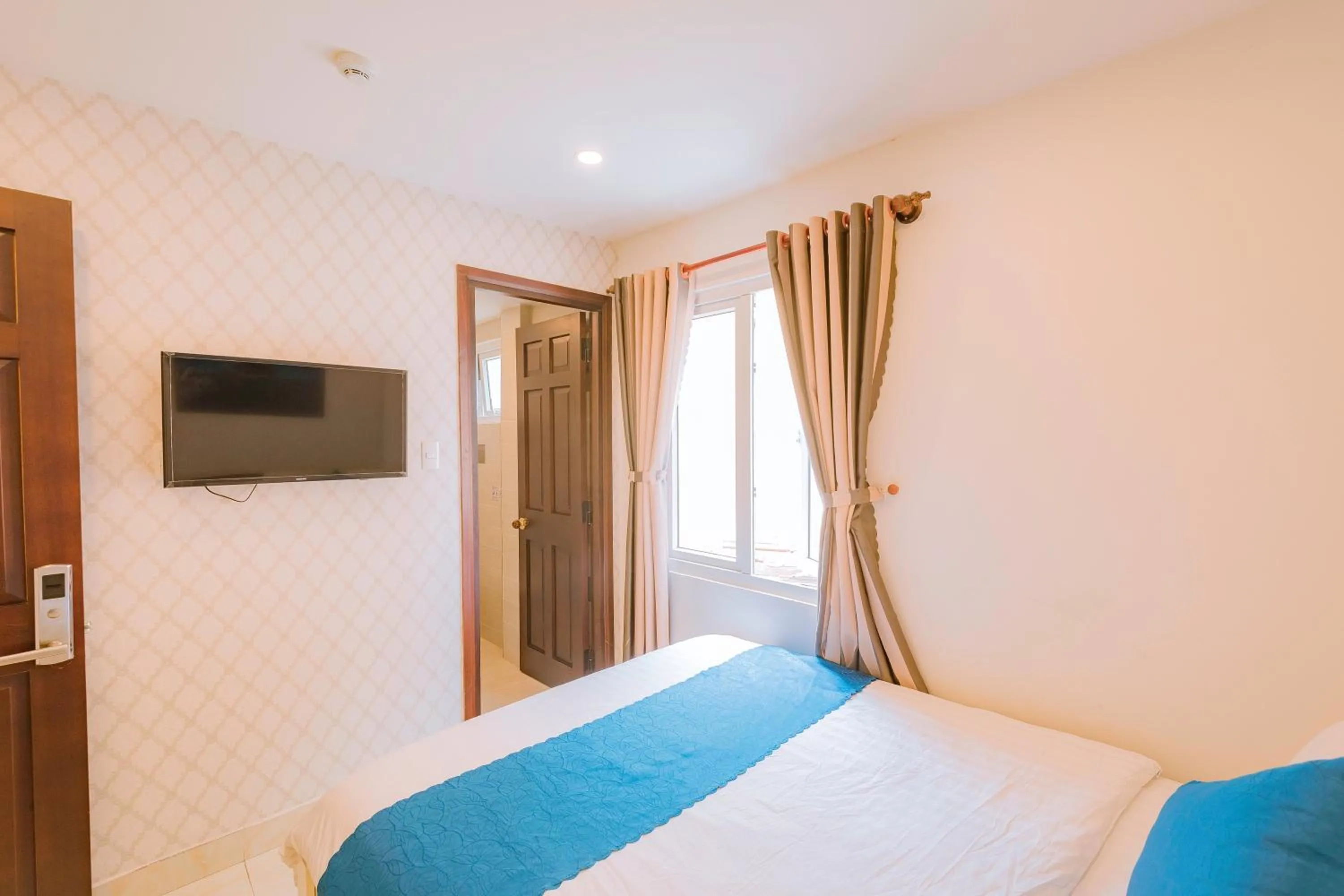 Communal lounge/ TV room, Bed in Thanh Thanh Hotel