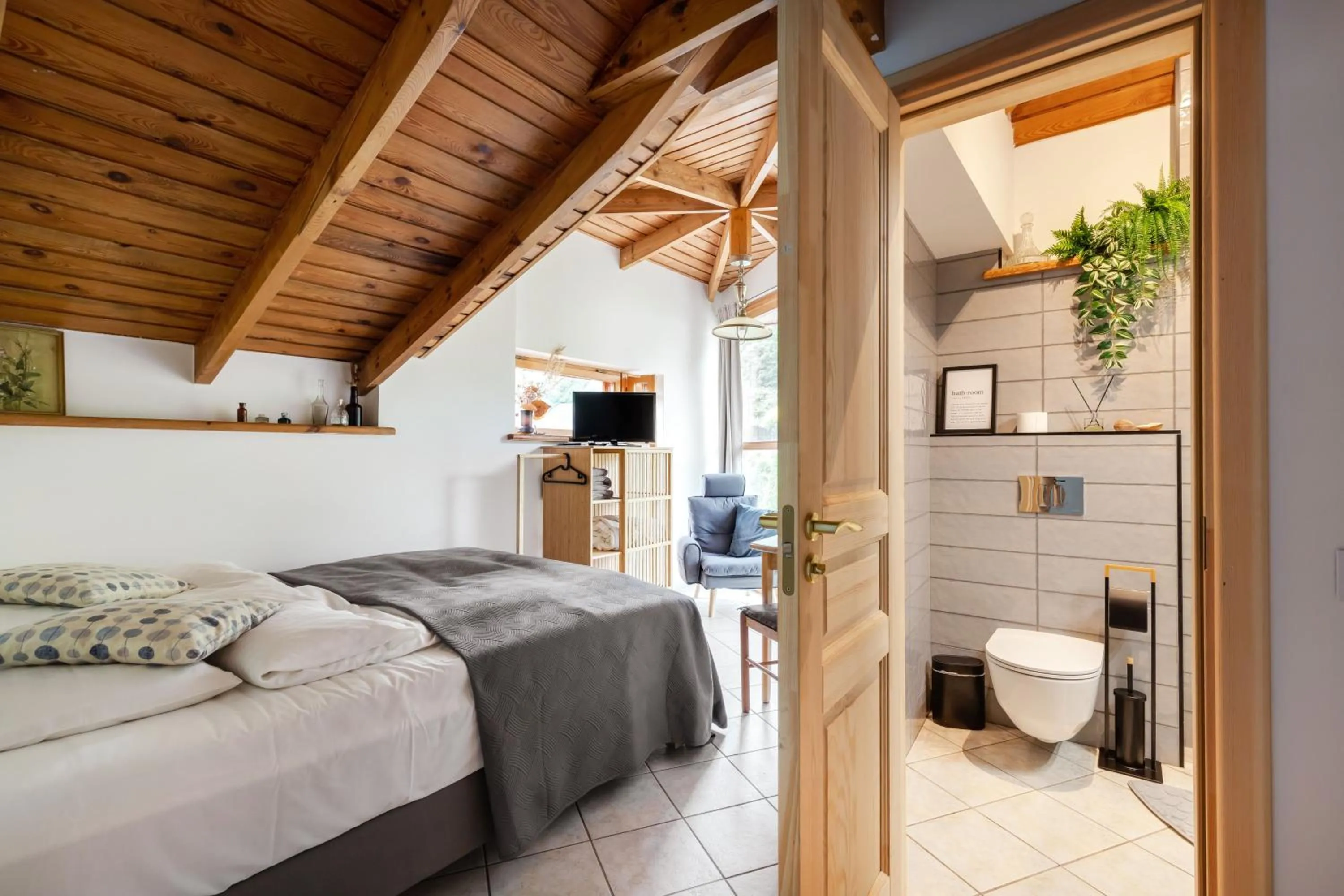 Photo of the whole room, Bed in House of Sun