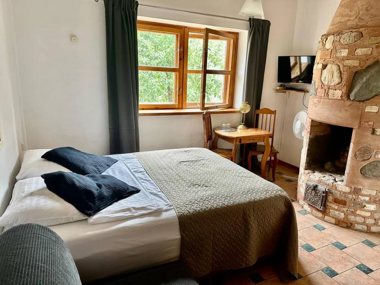 Photo of the whole room, Bed in House of Sun