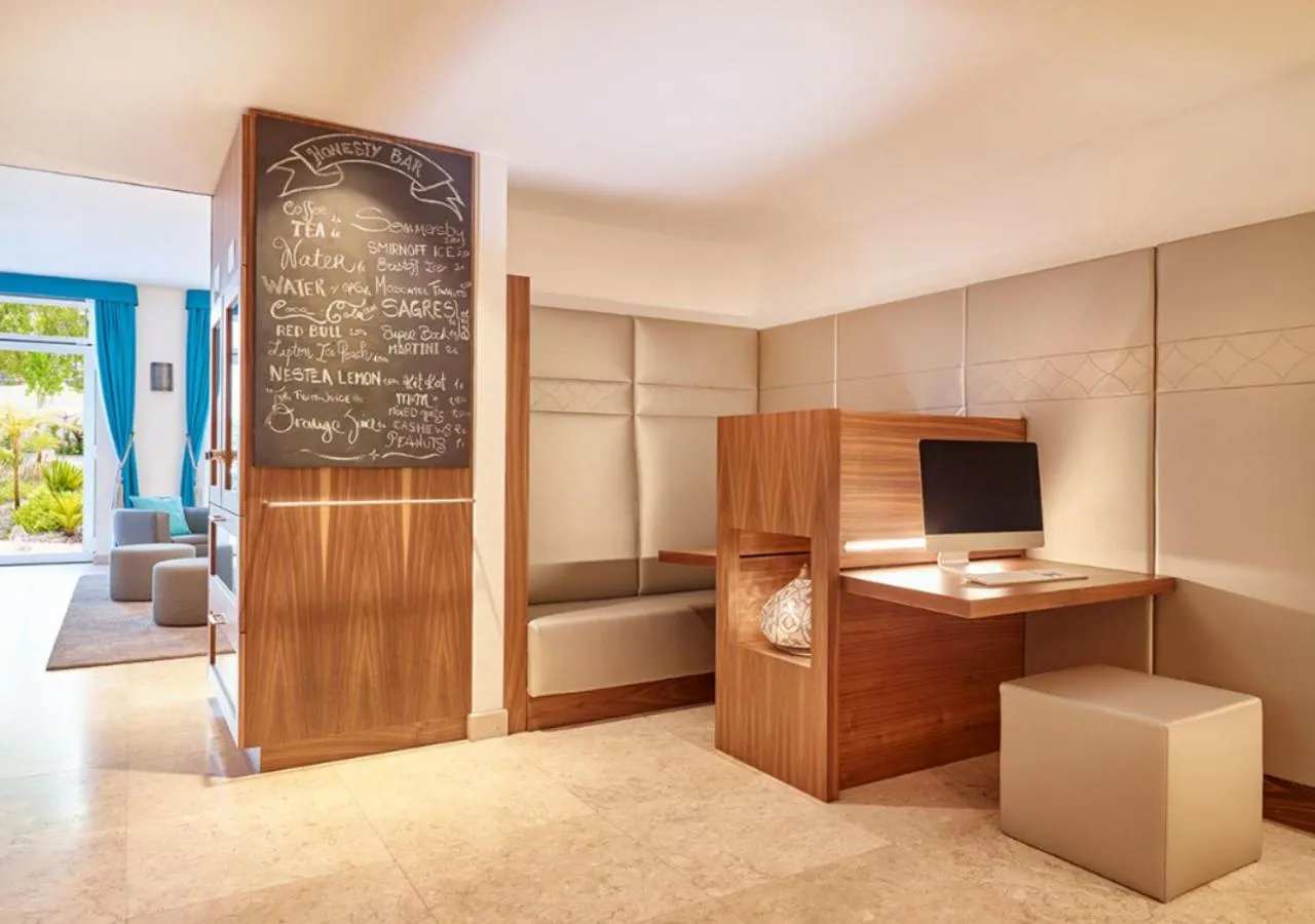 Communal lounge/ TV room in Hapimag Apartments Lisbon