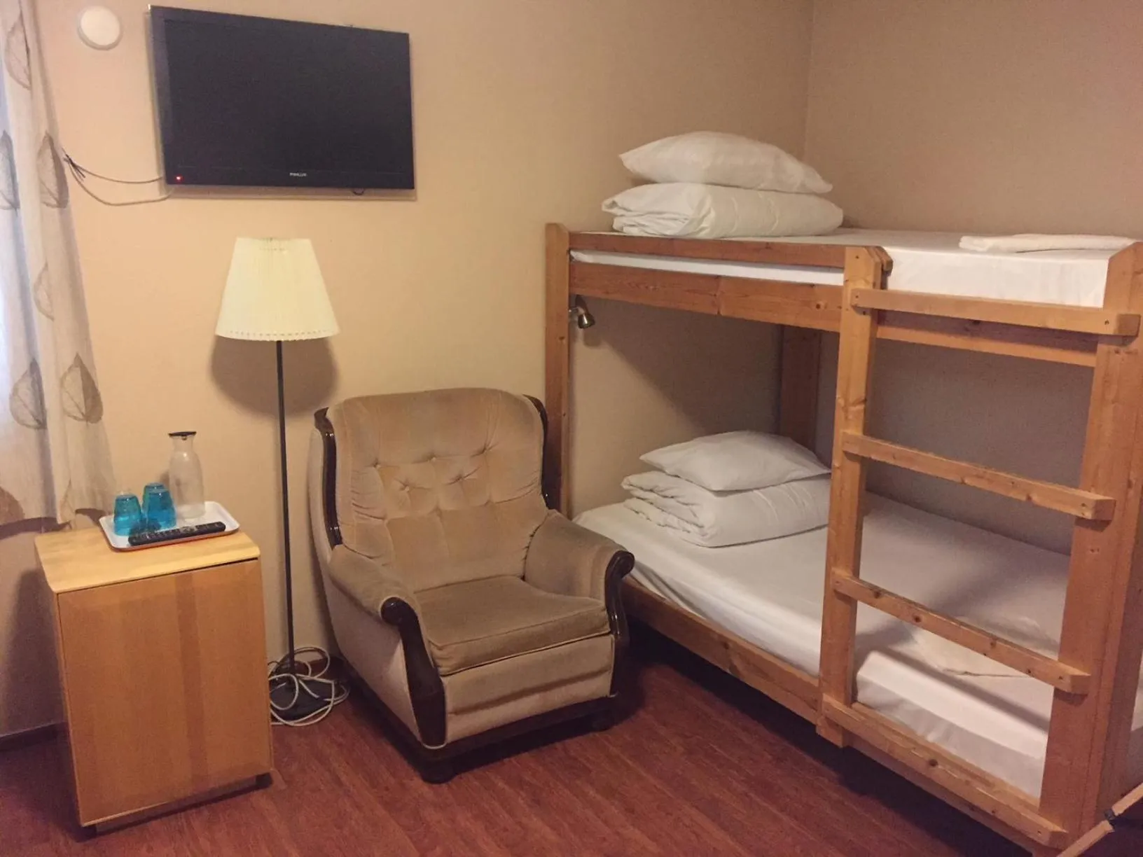 Bedroom, Bed in Viking Motel