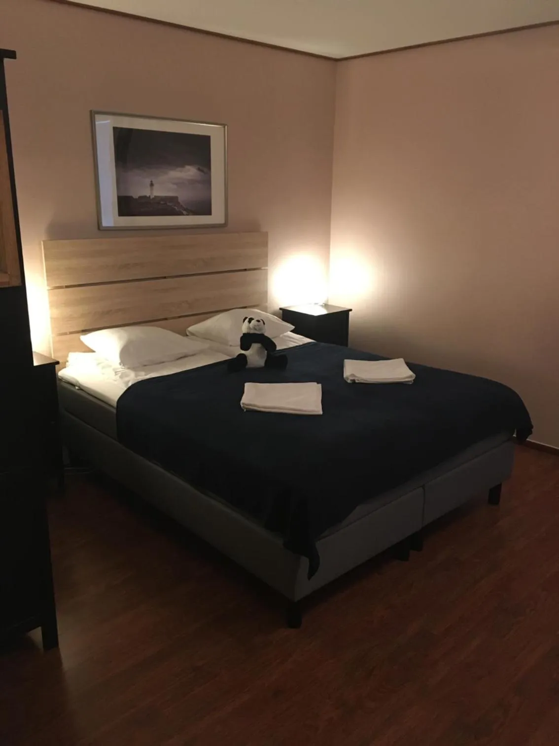 Bedroom, Bed in Viking Motel