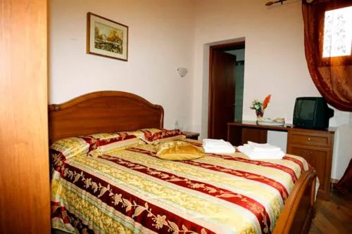 Photo of the whole room, Bed in Luana Inn Holiday