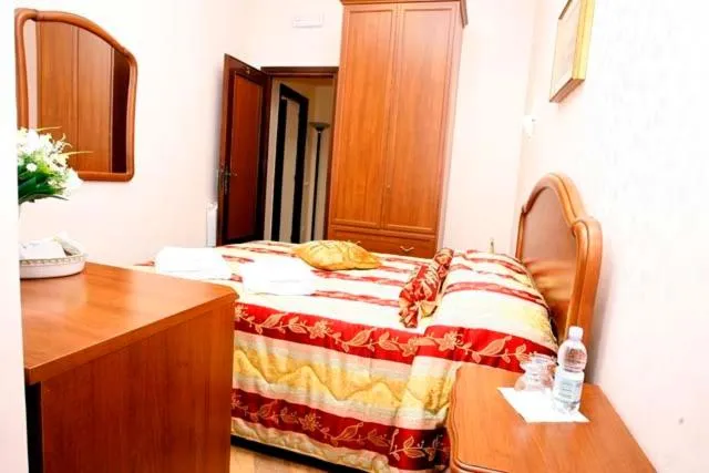 Photo of the whole room, Bed in Luana Inn Holiday