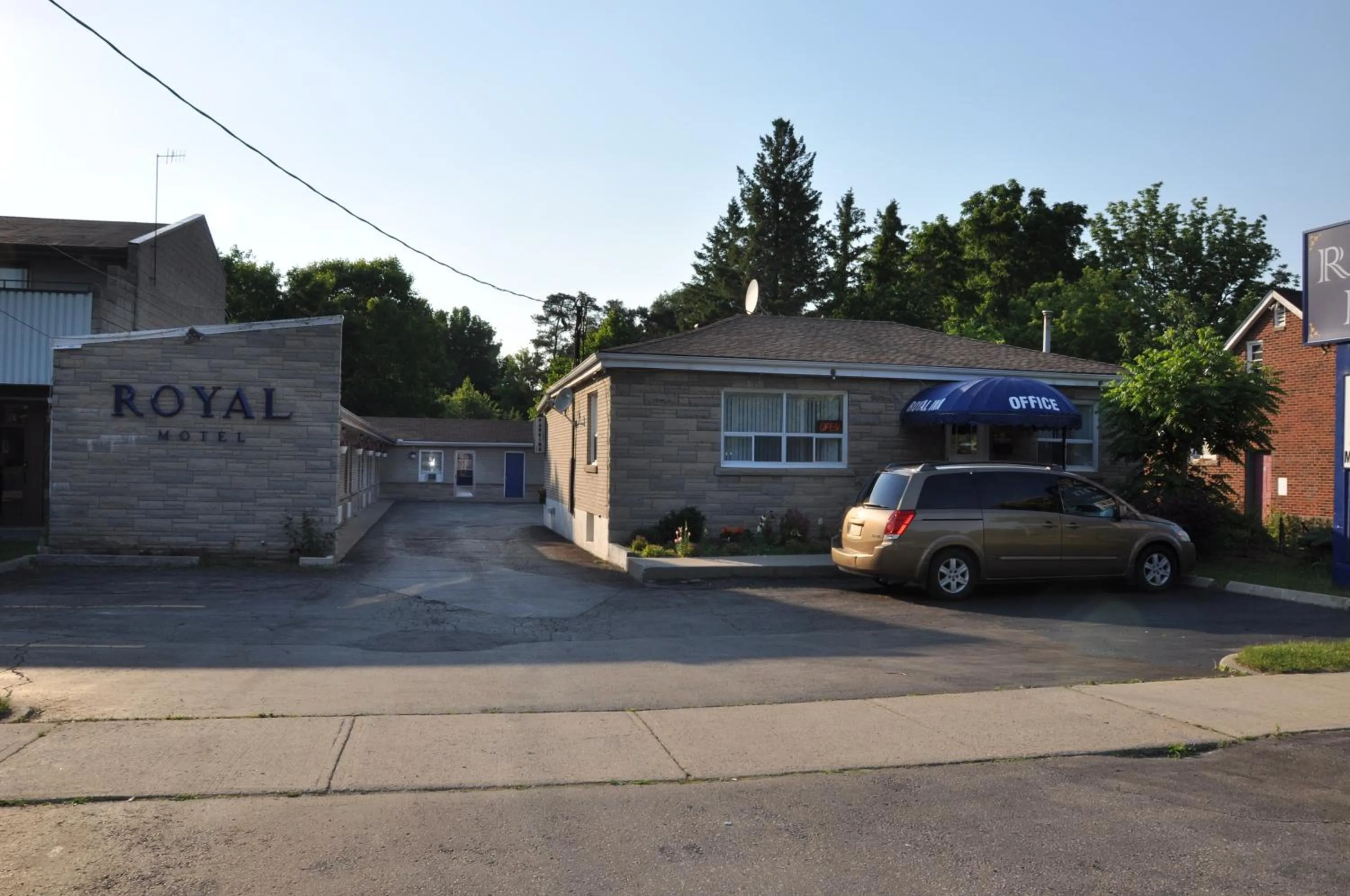 Facade/entrance in Royal Inn