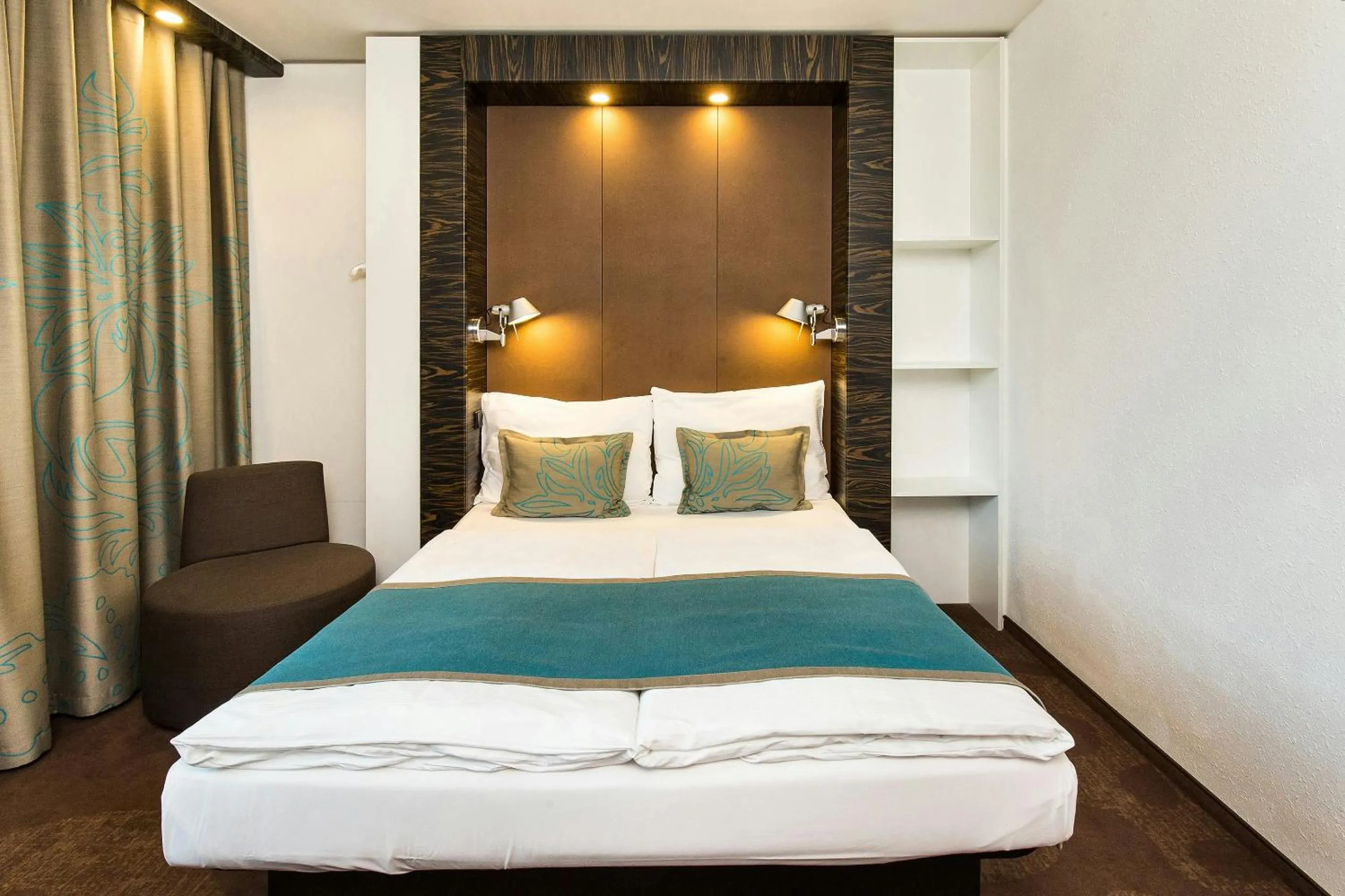 Photo of the whole room, Bed in Motel One Wien Westbahnhof