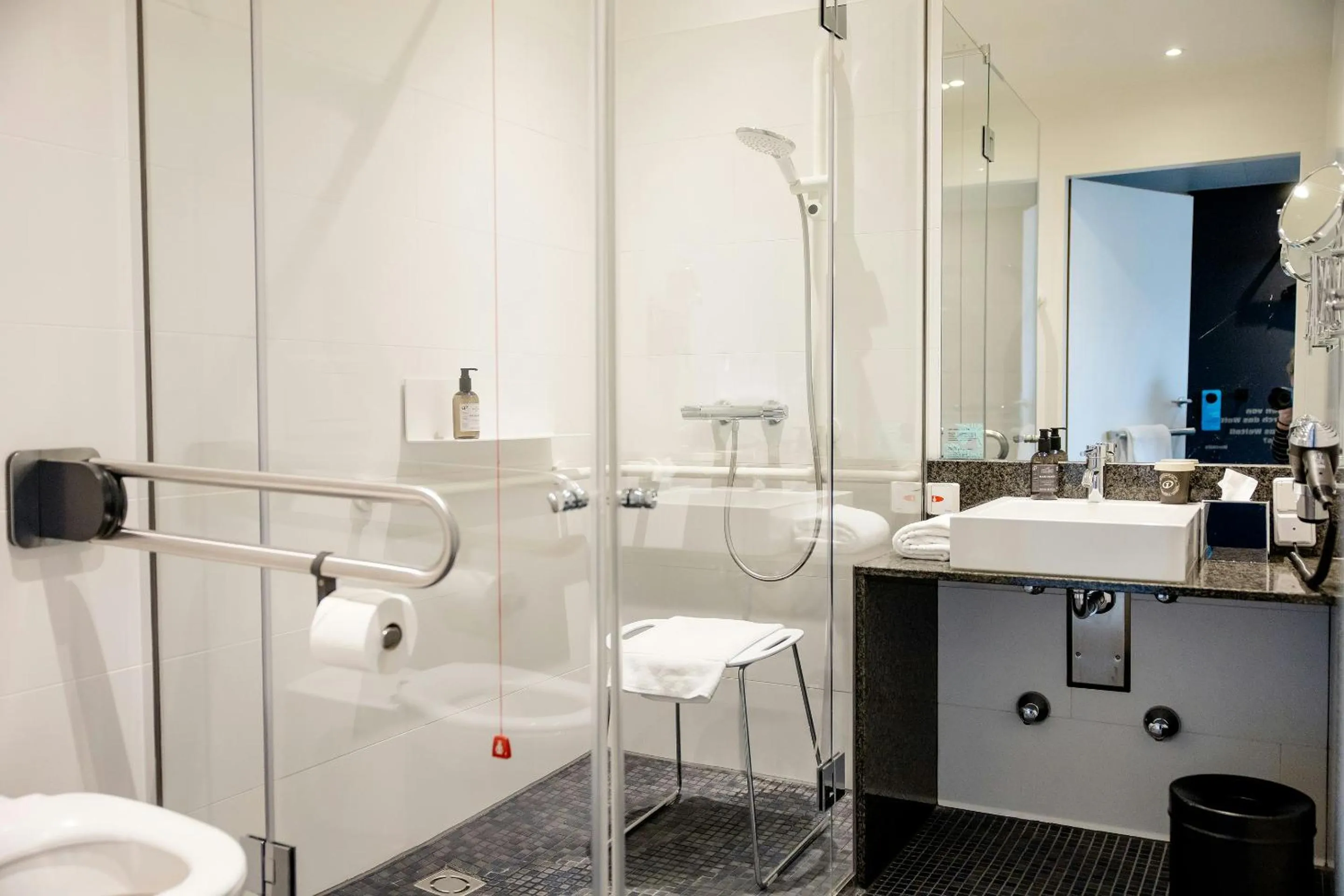 Photo of the whole room in Motel One Wien Westbahnhof