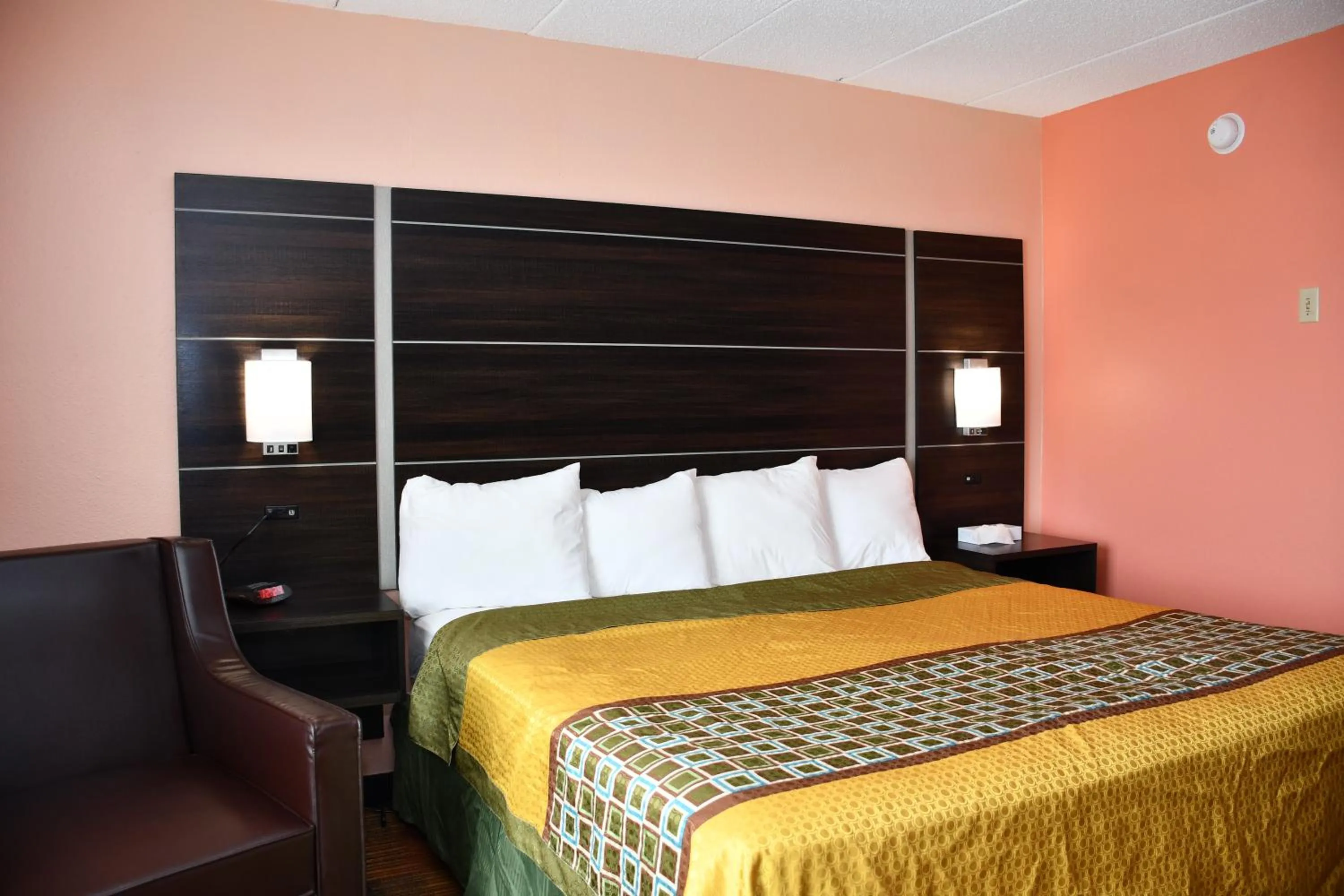 Bed in Regency Inn & Suites Faribault