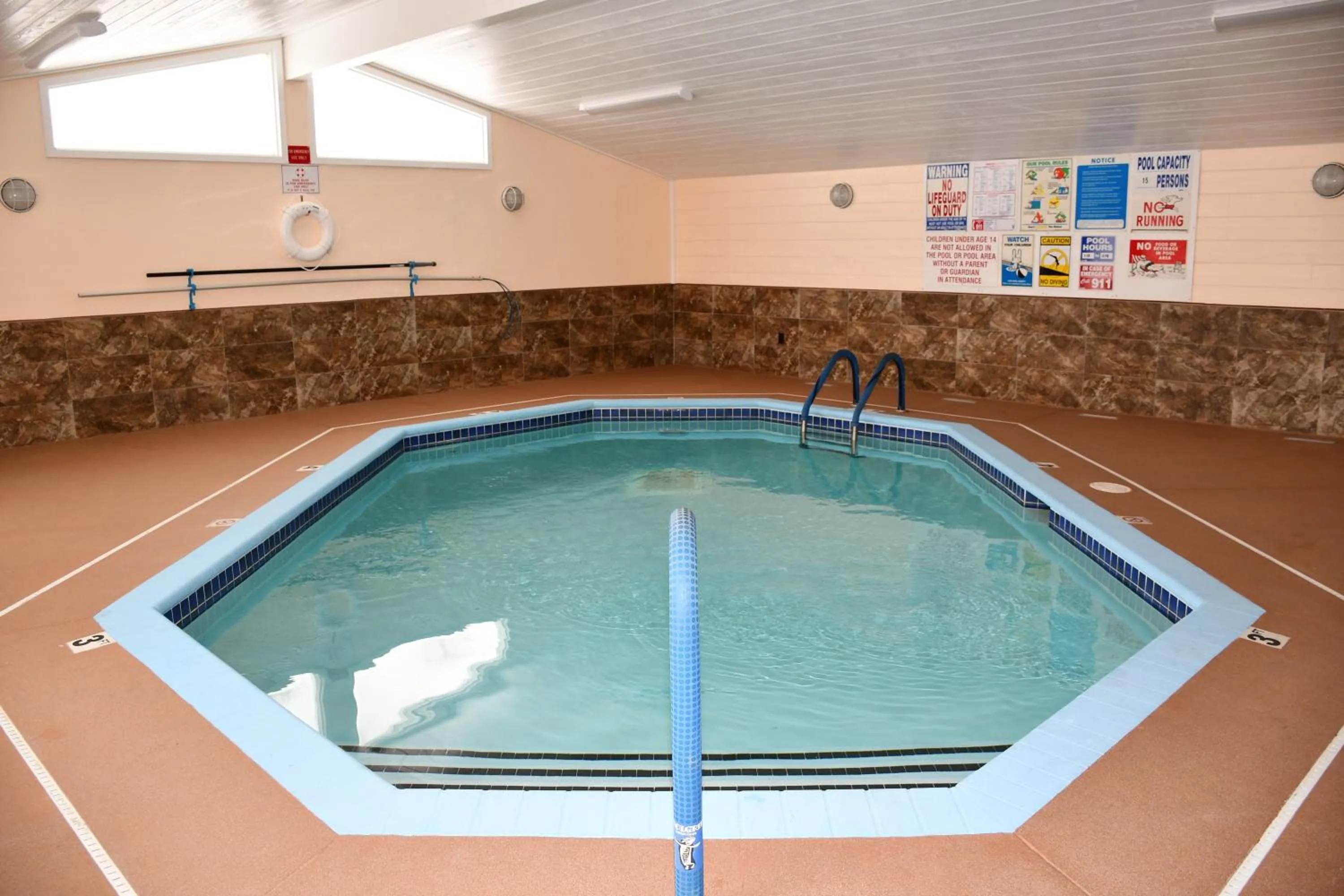 Swimming pool in Regency Inn & Suites Faribault