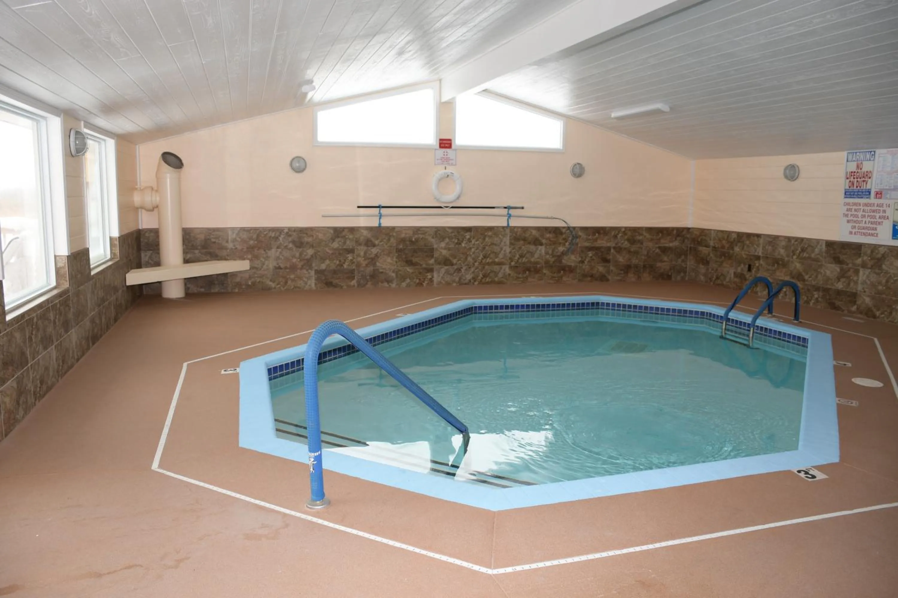 Swimming pool in Regency Inn & Suites Faribault
