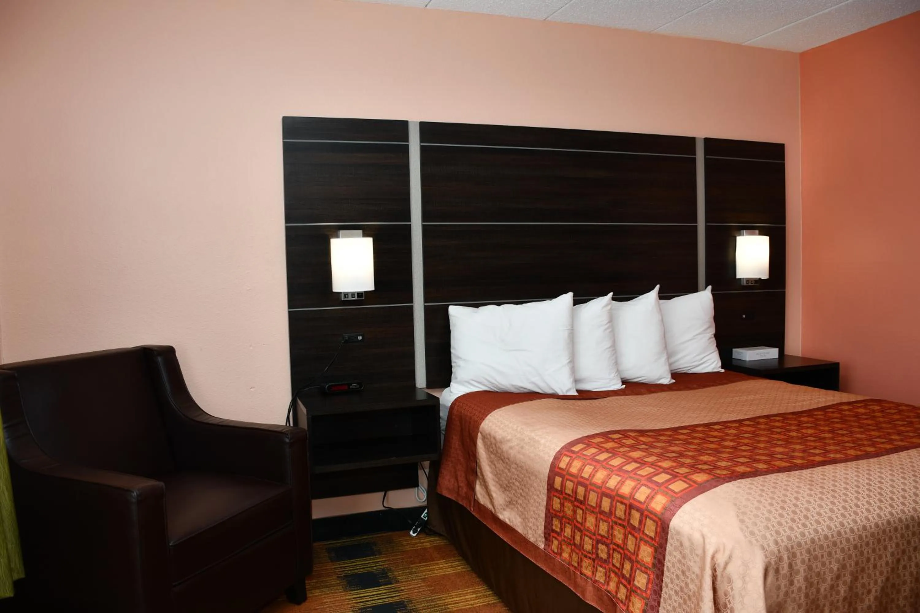 Bed in Regency Inn & Suites Faribault