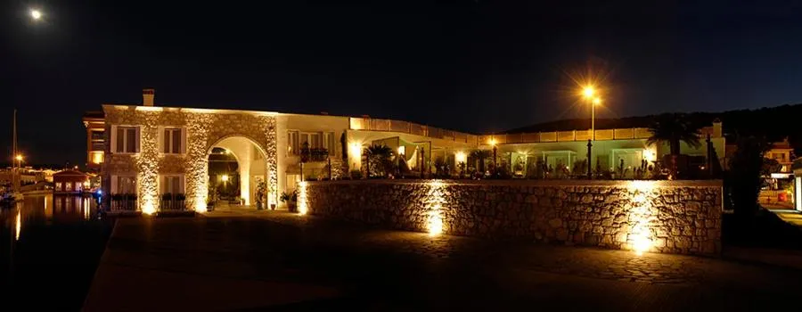 Property building in Cesme Marina Konukevi