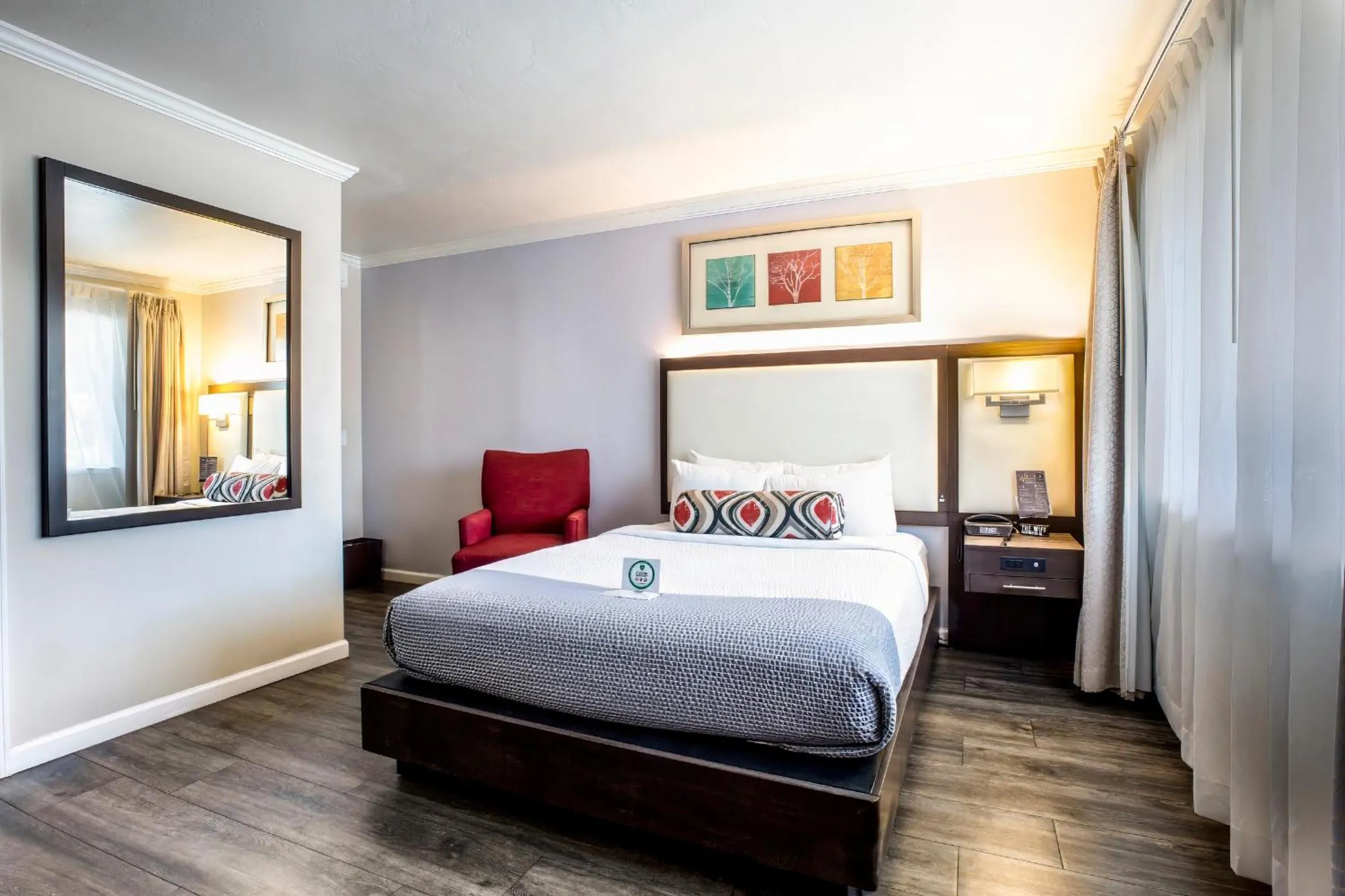 Bed in The Palo Alto Inn