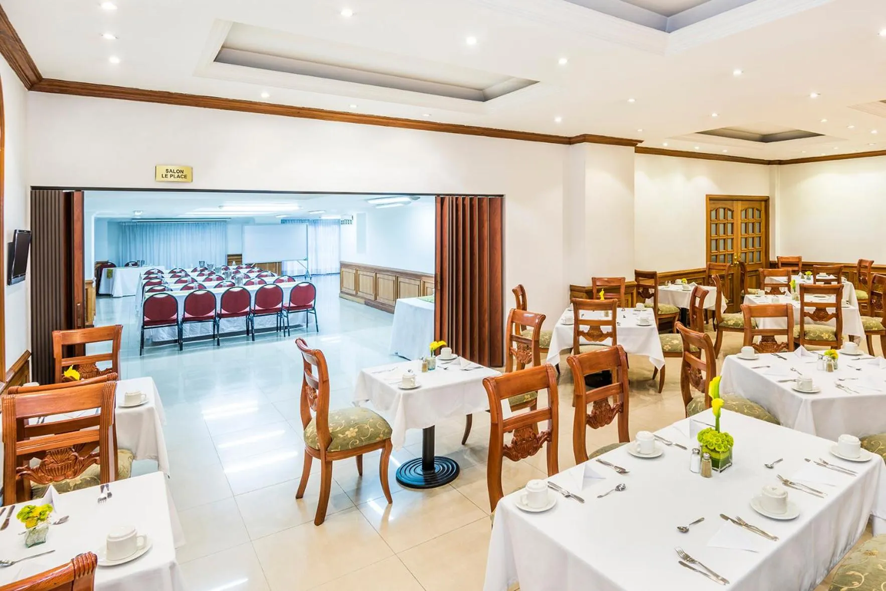 Restaurant/places to eat in Hotel Andes Plaza