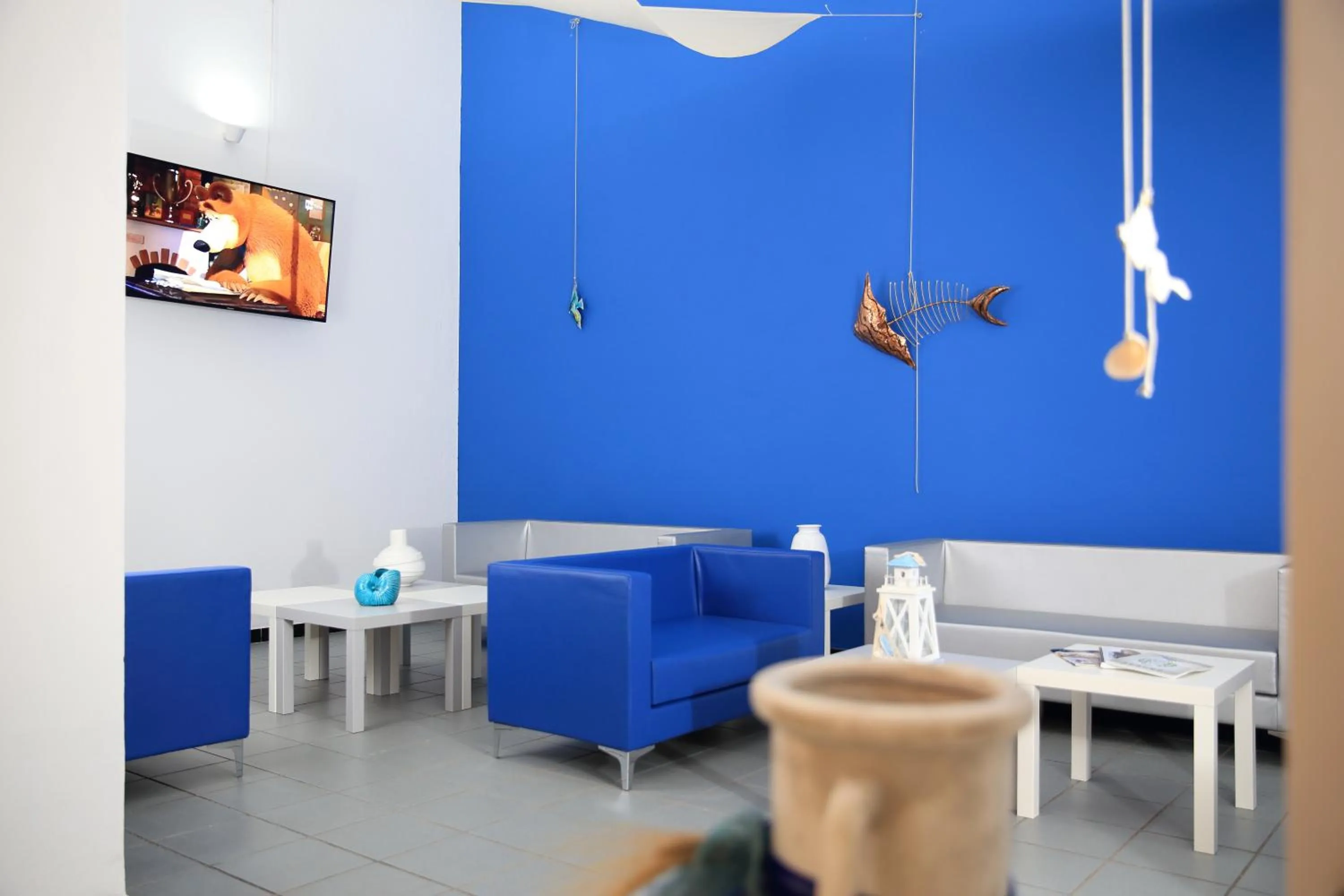 Communal lounge/ TV room in Hotel Meli